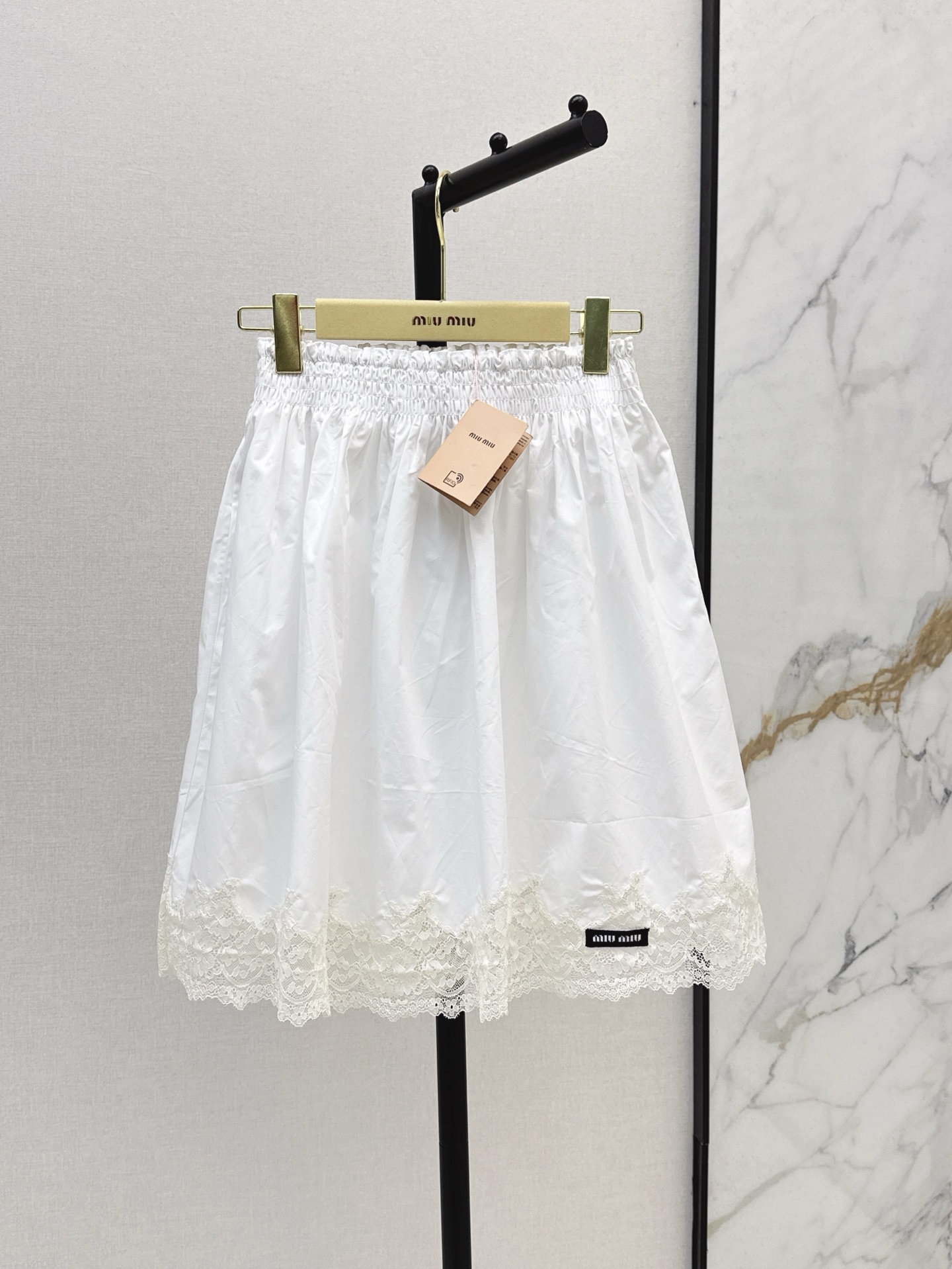 NO:410160,Miu 25Ss————The latest spring and summer spliced ​​lace decorative skirt Miu series girl outfit, positioned embroidered lace design, super slimming artifact stacked items, white and rich and beautiful must-enter temperament items casual and comfortable, temperament small and short style is not picky for people, the upper body is huge and slim, imported fabric is light and soft, skin-friendly and super comfortable, one-color spot on sale, sml, miumiu, skirts, alexander wang19860909Miu 25Ss————春夏最新款拼接蕾丝装饰半裙miu系少女穿搭 定位刺绣蕾丝花边设计 超级显瘦神器叠搭单品 白富美必入气质单品休闲舒适 气质小短款版型不挑人上身巨显瘦 进口面料轻薄质感柔软亲肤超舒适 一色现货发售sml,,miumiu,skirts,alexander wang,Women's clothing