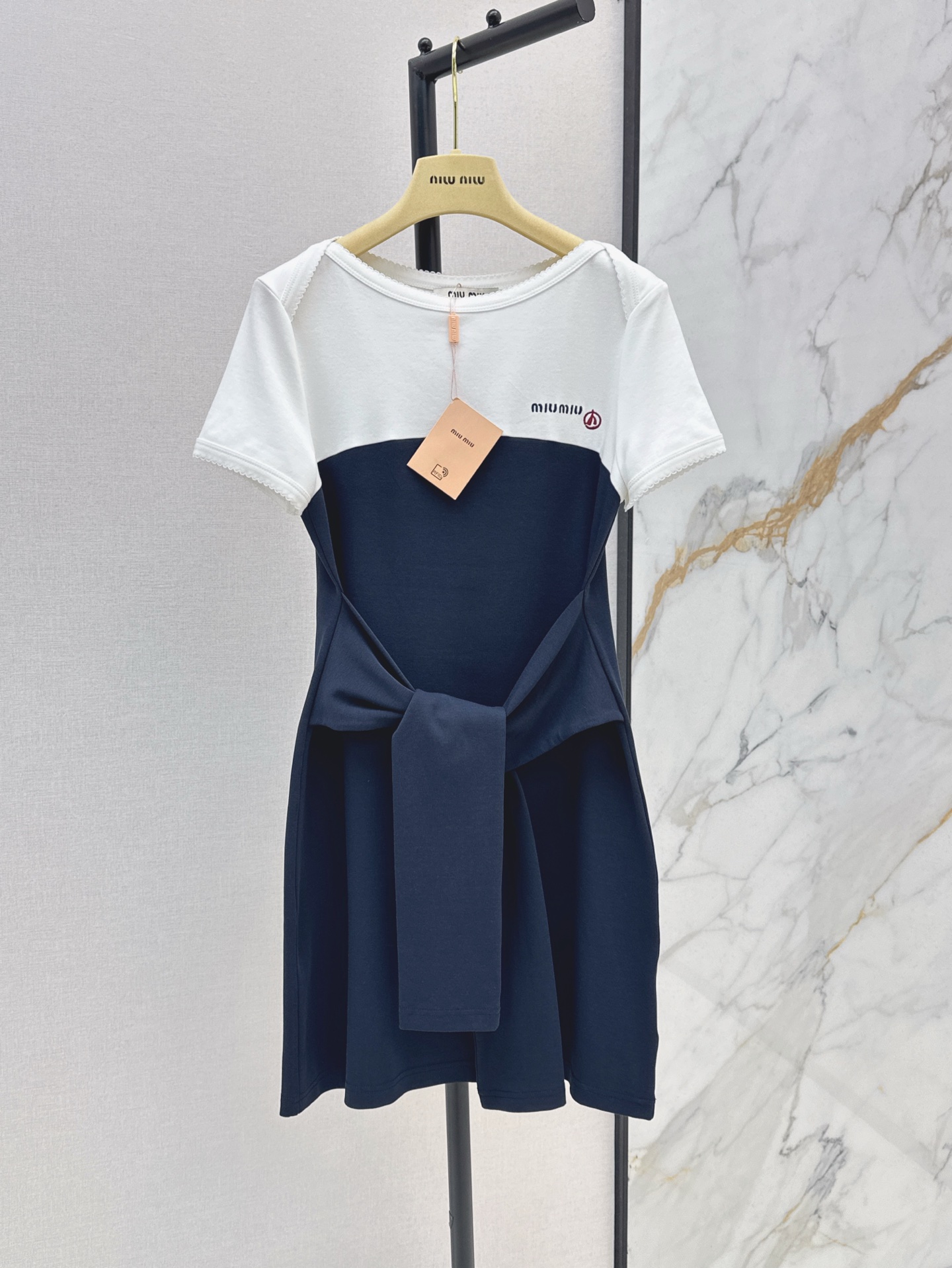 NO:410168,Fashionable dress Miu 25Ss————The latest fake two-piece splicing design dress in spring and summer. Fashionable feeling online. The upper body is easy to reduce age. Casual and energetic. A must-have skirt for everyday travel. One-piece skirt is a style that everyone looks good in. Very versatile. One-color spot sale sml, miumiu, skirts, alexander wang19860909时髦装扮 Miu 25Ss————春夏最新款假两件拼接设计连衣裙 时髦感在线 上身轻松减龄 休闲显活力 日常出街必备裙一件式裙子 属于谁穿都好看的款式 很百搭 一色现货发售sml,,miumiu,skirts,alexander wang,Women's clothing