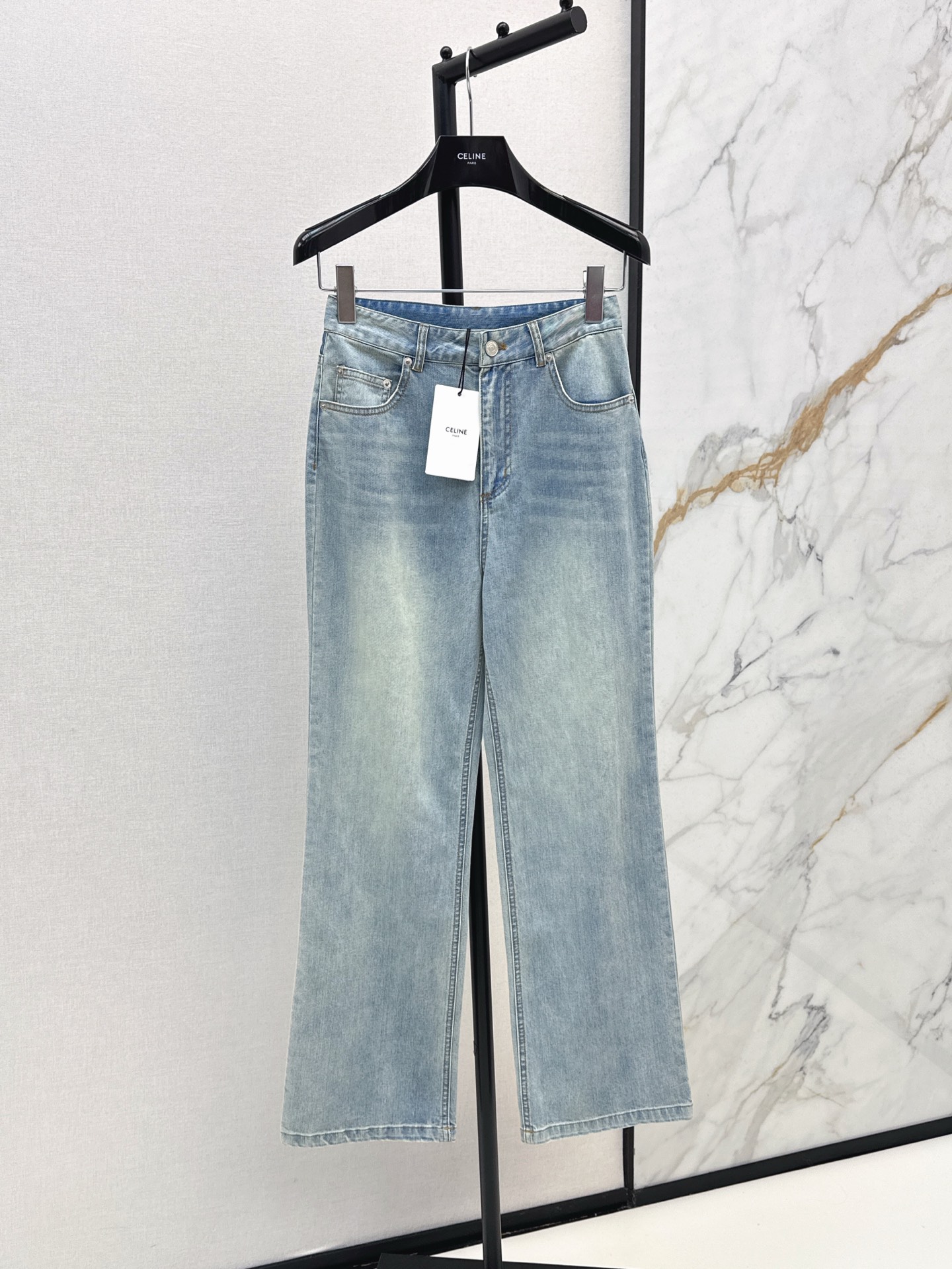 NO:410175,Match with the most demanding CE 25Ss————The latest style of contrasting pocket decoration straight jeans in spring and summer. The style is a straight cut that is not picky at all. The most versatile and slimmest. A small person can feel at ease. It looks taller. The whole design is very simple. It is OK to match T-shirts or shirts in spring and summer. A perfect long-lasting item. SML is available in stock, jeans,shirts,tees, t-shirts,alexander wang19860909搭配刚需 CE 25Ss————春夏最新款撞色口袋装饰直筒牛仔裤 版型是完全不挑人的直筒剪裁 最百搭也最显瘦 小个子也能放心入 妥妥的显高 整个设计很简洁 春夏搭配T恤或者衬衫都OK 妥妥的长青单品 一色现货发售sml,,jeans,shirts,tees，t-shirt,alexander wang,Women's clothing