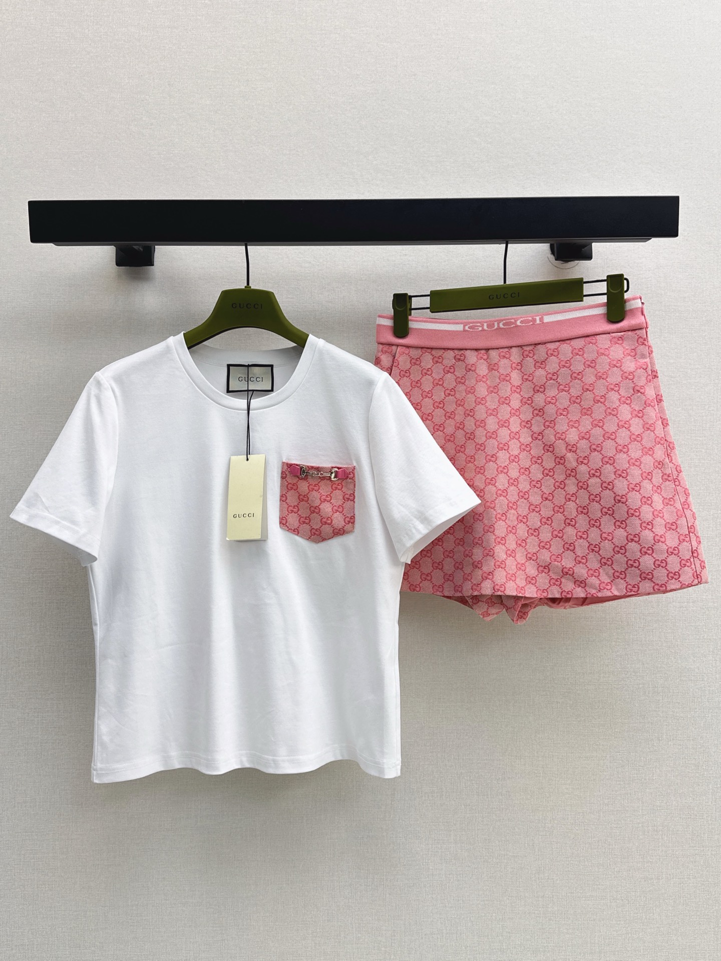 NO:411377,Gu 25Ss————The latest casual and fashionable suit for spring and summer, with round neck T-shirt + skirt pants, high-end and elegant, full of high-end outfit, innovative fabric, light and soft, very good physical, a set of fashionable and versatile, two colors are available for sale in stock, sml, skirts, tees, t-shirt, alexander wang19860909Gu 25Ss————春夏最新款休闲时髦套装 拼接口袋装饰圆领T恤+裙裤 高级大气 满满的穿搭高级感 创新面料 轻盈柔软 实物非常赞 一套出上身洋气百搭 两色现货发售sml,,skirts,tees，t-shirt,alexander wang,Women's clothing