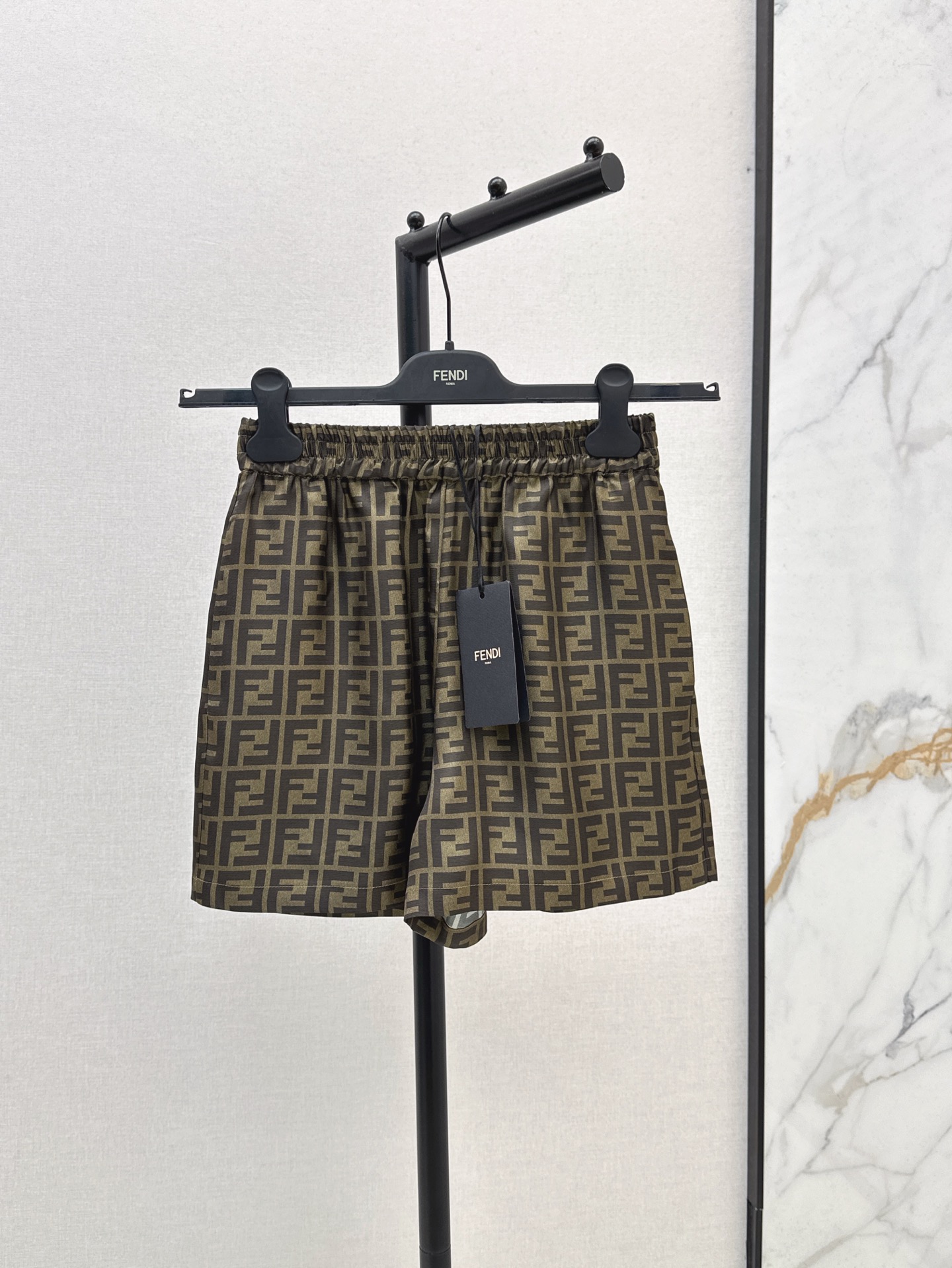 NO:411370,FD 25Ss————The latest classic presbyterian FF letter printed silk shorts 100% silk fabric, classic elastic waist style, versatile and not picky, the upper body is casual and handsome, retro and modern, high-end tone printing and fashionable interpretation of various styles, one color is available for sale in stock, shorts, real silk, alexander wang19860909FD 25Ss————春夏最新款经典老花FF字母印花真丝短裤百分百真丝绸面料 经典松紧腰版型百搭不挑人 上身随性帅气 复古又摩登 高级色调印花搭时髦演绎各种风格 一色现货发售sml,,shorts,real silk,alexander wang,Women's clothing