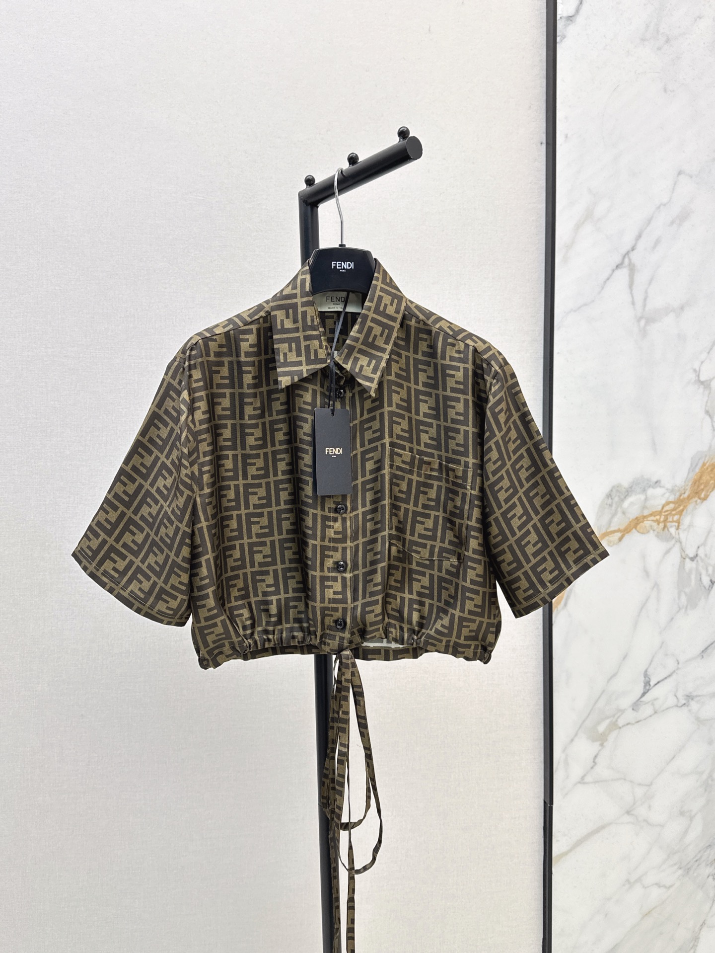 NO:411358,FD 25Ss————The latest classic presbyterian FF letter printed silk shirt 100% real silk fabric with waist-length design that is not picky about people, retro and modern, casual sweet and cool fashionable outfit, high-quality prints and fashionable interpretation of various styles, one color is available for sale in stock, Shirts, real silk, alexander wang19860909FD 25Ss————春夏最新款经典老花FF字母印花真丝衬衫百分百真丝绸面料 绑腰设计小短款不挑人 复古又摩登 休闲甜酷时髦精穿搭 高级色调印花搭时髦演绎各种风格 一色现货发售sml,,shirts,real silk,alexander wang,Women's clothing