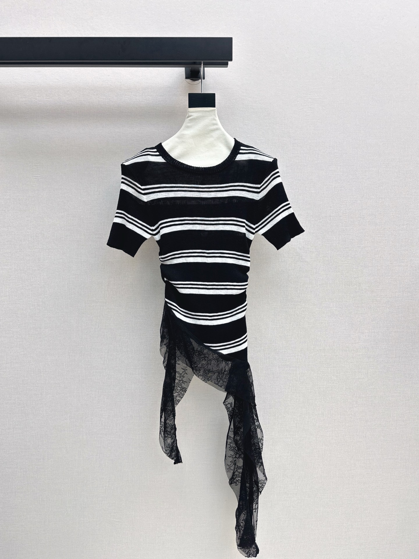 NO:412254,Miu 25Ss————The latest spring and summer splicing lace making short-sleeved sweater high-end products. Imported machine craftsmanship, comfortable and not easy to deform, slightly transparent and sexy. It is as eye-catching as a single wear base~~ Two colors are available in stock. SML, miumiu, T-shirt, alexander wang19860909Miu 25Ss————春夏最新款拼接蕾丝做法短袖针织衫高级感单品 进口机工艺 舒适不易变形 微透的小性感 单穿打底一样吸睛～～ 两色现货发售sml,,miumiu,T-shirt,alexander wang,Women's clothing