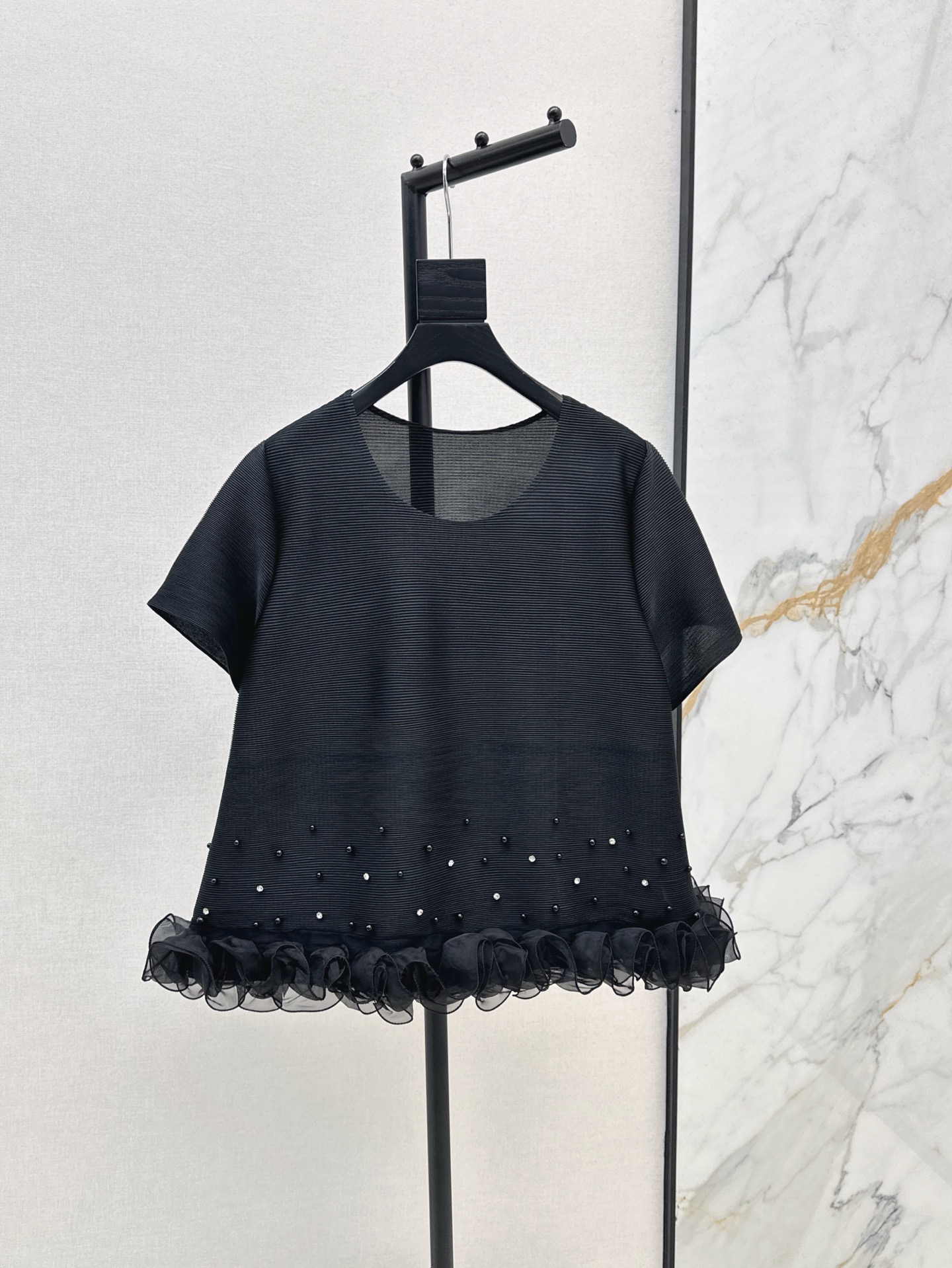 NO:412250,Fashionable tone Miyake Ichisaki 25Ss - the latest classic short-sleeved top in spring and summer can be said to be the best to wear. The fabric is super refreshing, the elastic scale is very large, the upper body is super versatile, you don’t care about any figure and age, you can wear your own tone. Three colors are available in stock and one size is available!  (shoulder width 40 bust 112 length 56), isseymiyake, T-shirt, alexander wang19860909时髦腔调感 三宅一生 25Ss——春夏最新万年经典短袖上衣真的可以说是最好穿的一款了 面料超清爽 弹力尺度很大 上身超级百搭 不在乎任何身材和年龄 都可以穿出自己的腔调 三色现货发售均码 ！（肩宽40胸围112衣长56）,,isseymiyake,T-shirt,alexander wang,Women's clothing