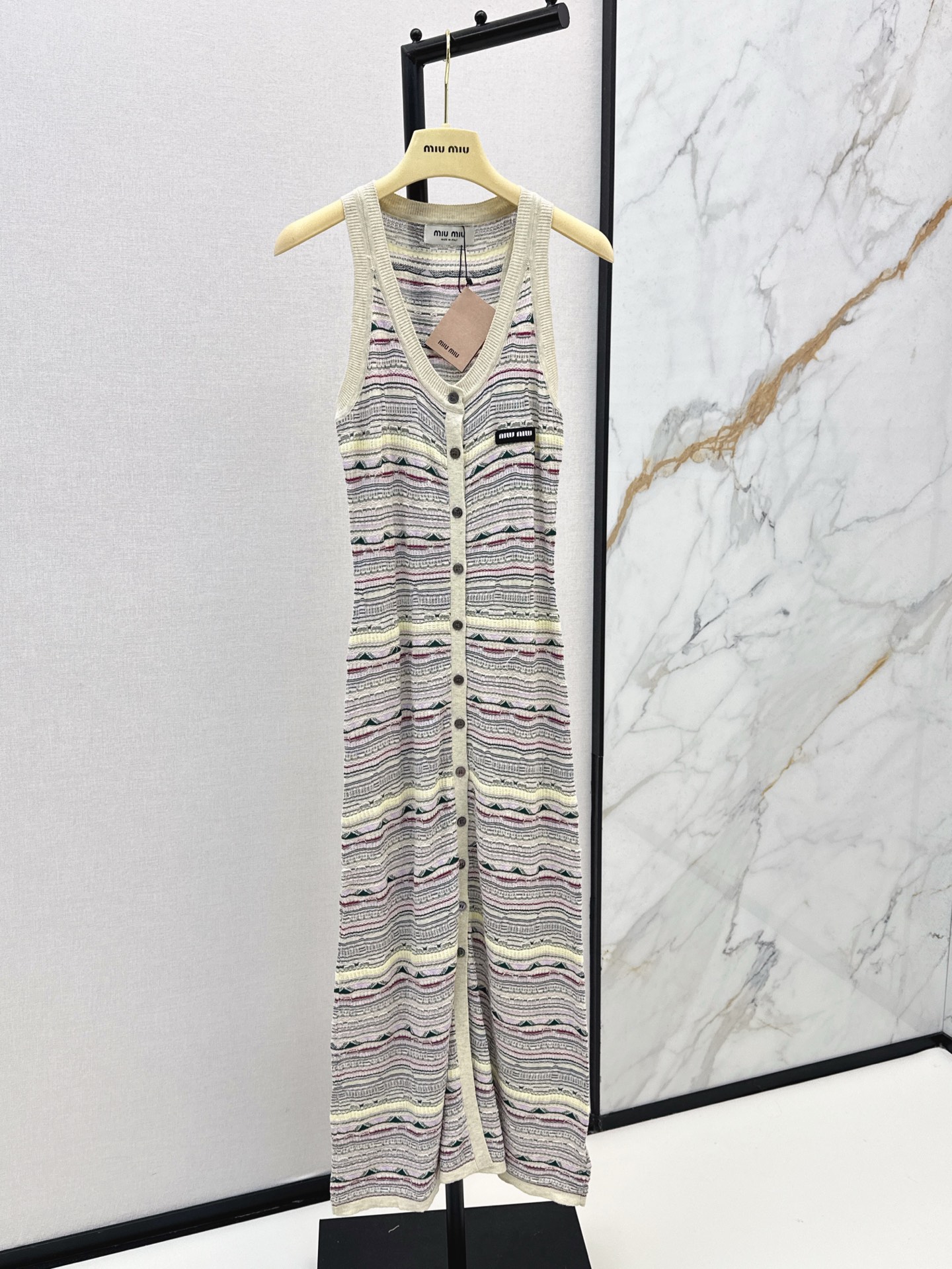 NO:412242,Miu 25Ss—————The latest sleeveless knitted dress in spring and summer. The long style is perfectly lengthened and the legs are super long. It is full of age-reducing. It can be sweet or salty. It is not picky at all. It is OK for dates and leisure. It is available in stock. SML, miumiu, skirts, alexander wang19860909Miu 25Ss—————春夏最新款无袖针织连衣裙 长款版型完美拉长腿部比例超级显腿长 减龄感十足 可甜可盐 完全不挑人 约会休闲都OK 一色现货发售sml,,miumiu,skirts,alexander wang,Women's clothing