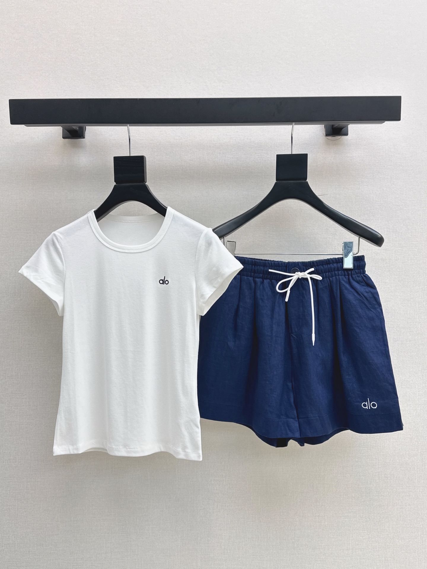 NO:412234,T-shirt, shorts, casual sports suit, Alo 25Ss———The latest versatile suit for spring and summer, minimalist style, shorts, 25 new models, great looks, online, hide meat and make it look thin and tall, daily functions, light and thin cotton material, elastic, very comfortable to wear, separate matching is also a versatile item, three-color separate development, spot-on sml T,, shorts,tees, t-shirt, alexander wang19860909T恤 短裤休闲运动套装 Alo 25Ss————春夏最新款百搭套装极简风T恤+短裤 25新款 巨好穿 颜值在线 藏肉显瘦显高 日常功能性兼备 采用轻薄款纯棉材质 带有弹性 贴身穿很舒服 分开搭配也是百搭的单品 三色分开发 现货发售sml T,,shorts,tees，t-shirt,alexander wang,Women's clothing