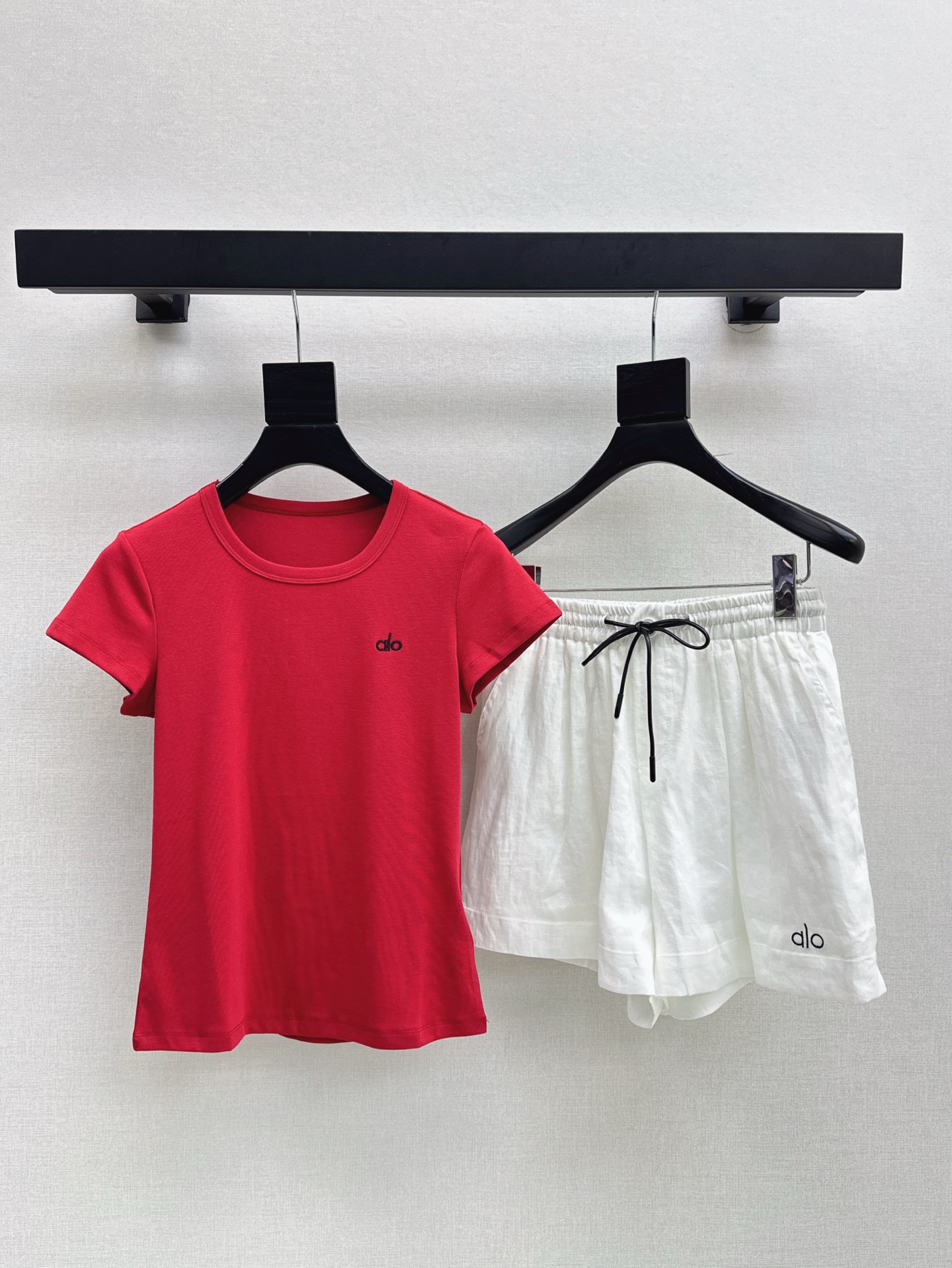 NO:412226,T-shirt, shorts casual sports suit, Alo 25Ss———The latest versatile suit for spring and summer, minimalist style T-shirt + shorts 25 new styles, great looks, online, hide meat and make it look thin and tall, daily functions, light and thin cotton material, elastic, very comfortable to wear, separate matching is also a versatile item, three-color separate development, spot sml T-shirt, shorts, tees, t-shirt, alexander wang19860909T恤 短裤休闲运动套装 Alo 25Ss————春夏最新款百搭套装极简风T恤+短裤 25新款 巨好穿 颜值在线 藏肉显瘦显高 日常功能性兼备 采用轻薄款纯棉材质 带有弹性 贴身穿很舒服 分开搭配也是百搭的单品 三色分开发 现货发售sml T恤,,shorts,tees，t-shirt,alexander wang,Women's clothing