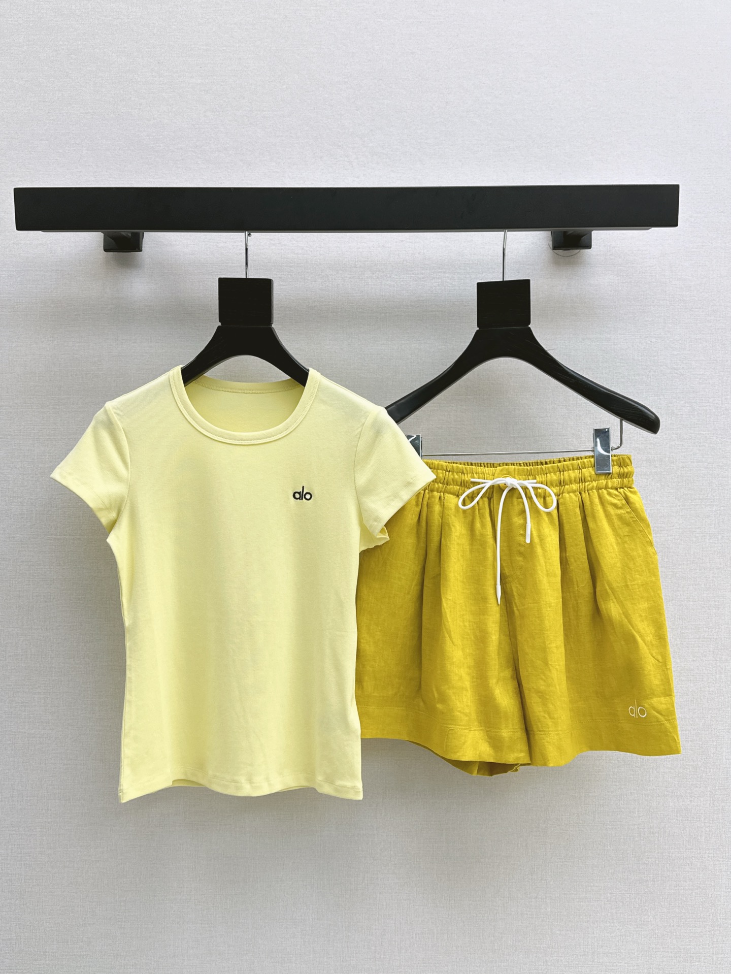 NO:412218,T-shirt, shorts, casual sports suit, Alo 25Ss———The latest versatile suit for spring and summer, minimalist style, shorts, 25 new models, great looks, online, hide meat and make it look thin and tall, daily functions, light and thin cotton material, elastic, very comfortable to wear, separate matching is also a versatile item, three-color separate development, spot-on sml, shorts, tees, t-shirt, alexander wang19860909T恤 短裤休闲运动套装 Alo 25Ss————春夏最新款百搭套装极简风T恤+短裤 25新款 巨好穿 颜值在线 藏肉显瘦显高 日常功能性兼备 采用轻薄款纯棉材质 带有弹性 贴身穿很舒服 分开搭配也是百搭的单品 三色分开发 现货发售sml,,shorts,tees，t-shirt,alexander wang,Women's clothing