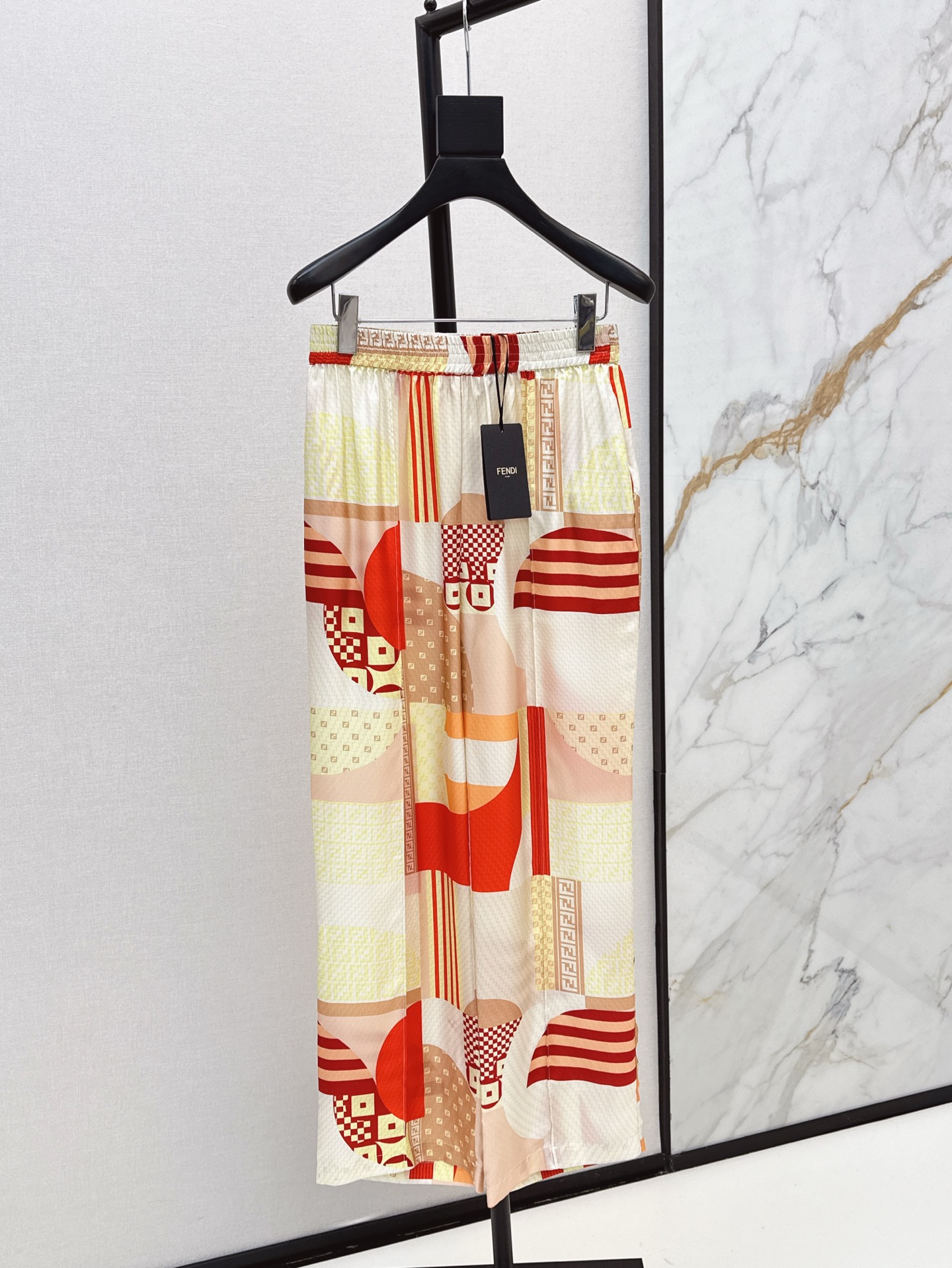 NO:412210,FD 25Ss———The latest holiday series of irregular geometric printed silk trousers 100% silk twill fabric, straight quilt-shaped elastic waist design, top body and age-reducing, classic style fashionable and advanced, a must-have artifact for white and rich beauty, positioning flower three-dimensional style versatile and not picky, two colors are available for sale in stock, real silk, alexander wang19860909FD 25Ss———春夏最新款假日系列不规则几何印花真丝长裤百分百真丝斜纹绸面料 直筒被型松紧腰设计上身减龄绝绝子 经典版型时髦又高级 白富美必备神器 定位花立体裁版型百搭不挑人 两色现货发售sml,,real silk,alexander wang,Women's clothing