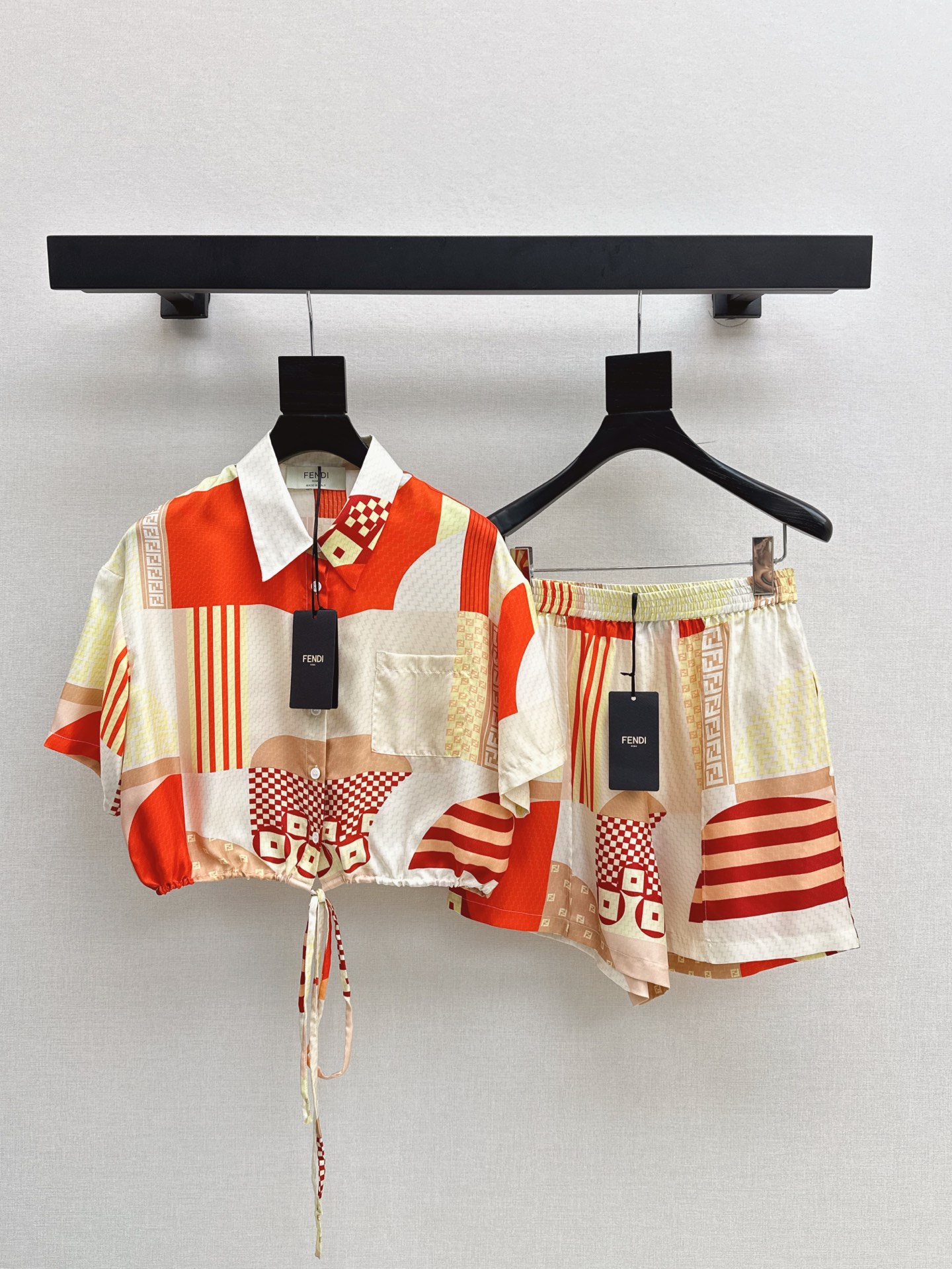 NO:412200,FD 25Ss————The latest holiday series of spring and summer irregular geometric printed silk short-sleeved strap shirt 100% silk twill fabric Temperature lapel drawstring strap design short style not picky for people on the upper body and age reduction, classic style fashionable and advanced, a must-have artifact for white and rich beauty, positioning flower three-dimensional style versatile and not picky for people, two colors are available for sale in stock smlxl,,shirts,T-shirt,real silk,alexander wang19860909FD 25Ss————春夏最新款假日系列不规则几何印花真丝短袖绑带衬衫百分百真丝斜纹绸面料 气质翻领抽绳绑带设计短款版型不挑人上身减龄绝绝子 经典版型时髦又高级 白富美必备神器 定位花立体裁版型百搭不挑人 两色现货发售smlxl,,shirts,T-shirt,real silk,alexander wang,Women's clothing