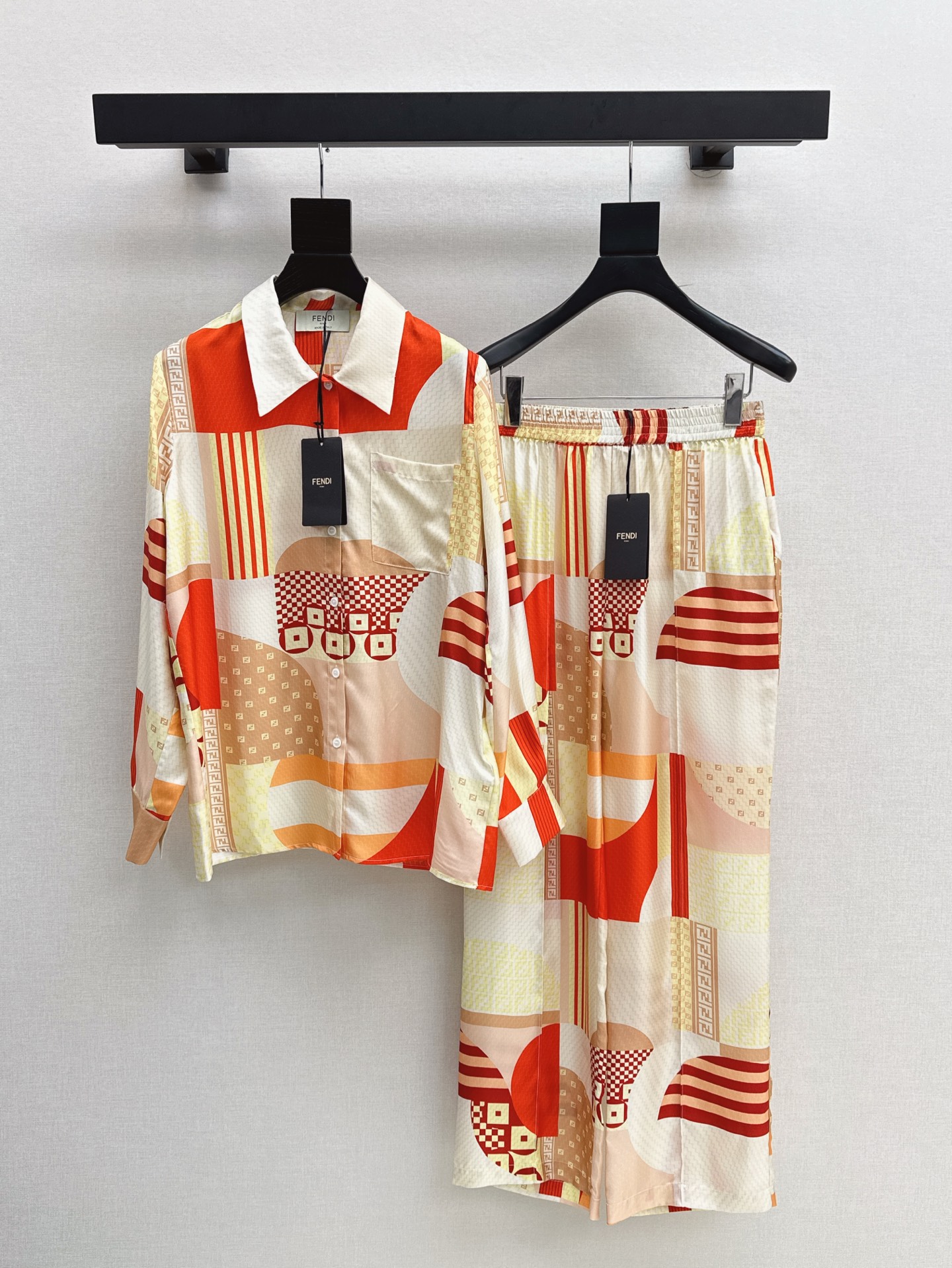 NO:412194,FD 25Ss————The latest holiday series of irregular geometric printed silk long-sleeved shirts 100% silk twill fabric. The temperament lapel is classic loose style that does not pick people up on the upper body and age. The classic style is fashionable and advanced. The essential artifact of white and rich beauty. Positioning flower three-dimensional style is versatile and not picky. Two colors are available for sale in stock. SML, Shirts, real silk, alexander wang19860909FD 25Ss————春夏最新款假日系列不规则几何印花真丝长袖衬衫百分百真丝斜纹绸面料 气质翻领经典宽松版型不挑人上身减龄绝绝子 经典版型时髦又高级 白富美必备神器 定位花立体裁版型百搭不挑人 两色现货发售sml,,shirts,real silk,alexander wang,Women's clothing