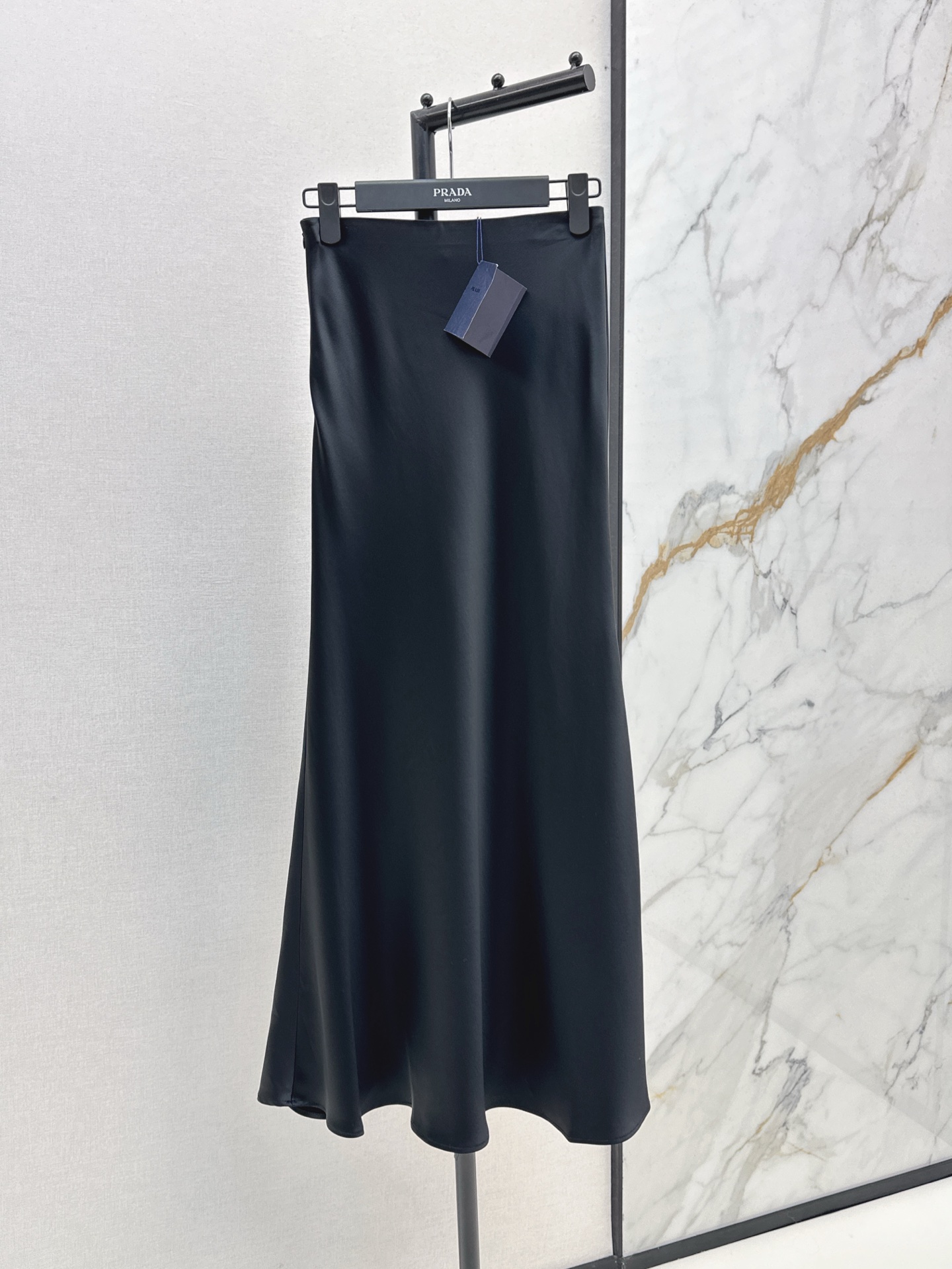 NO:412248,PD 25Ss———The latest minimalist outfit in spring and summer, acetate fiber buttocks, fishtail long skirt, lazy and casual high-end items. It must be included in the classic look, it looks ordinary, the upper body looks huge and slim, the triangle mark is low-key and luxurious design is excellent, the fabric is shiny and texture is excellent, the two colors are on sale in stock, skirts, alexander wang19860909PD 25Ss———春夏最新款极简主义穿搭醋酸纤维包臀鱼尾长半裙慵懒随性的高级单品 必入经典看起来平平无奇上身巨显瘦 三角标低调奢华设计感超赞 面料有光泽质感超赞 两色现货发售sml,,skirts,alexander wang,Women's clothing