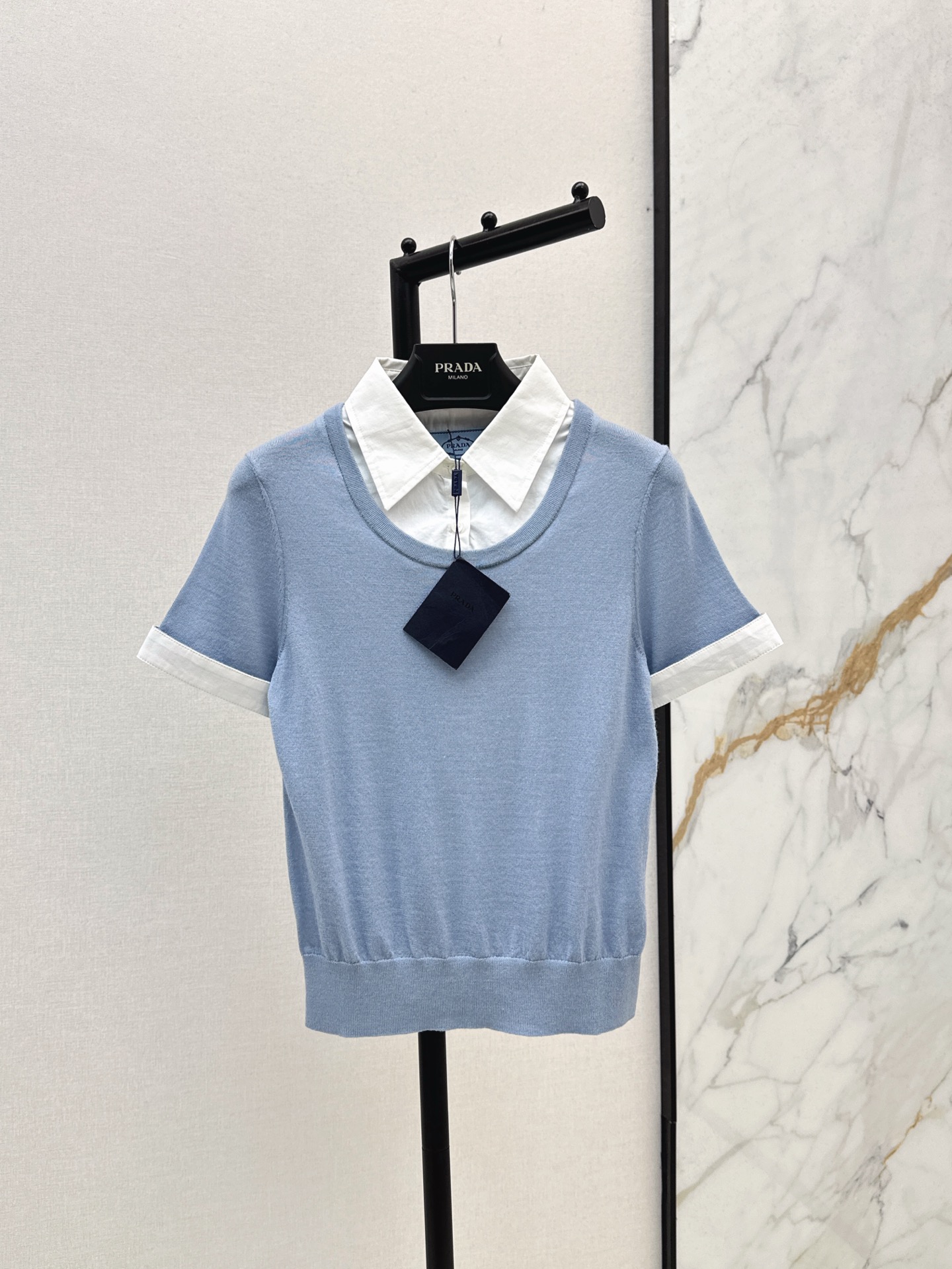 NO:412240,PD 25Ss——The latest spring and summer style, fresh and age-reducing style, two-piece knitted short-sleeved sleeves are simple and layered. ~~ It’s not a good time to choose the occasion and rely entirely on outfits to create a self-styled product!  I love knitted models that are refreshing and breathable in summer, and don’t worry about the wrinkles that all cotton will have. It’s so beautiful that there is no burden!  Two colors spot sale sml, T-shirt, alexander wang19860909PD 25Ss———春夏最新款清新减龄风假两件针织短袖简约有层次 ～～不挑场合完全靠穿搭成就自我风格的单品！最爱针织款夏天穿清爽透气的同时也不必担心全棉会有的褶皱感 美的没负担！两色现货发售sml,,T-shirt,alexander wang,Women's clothing