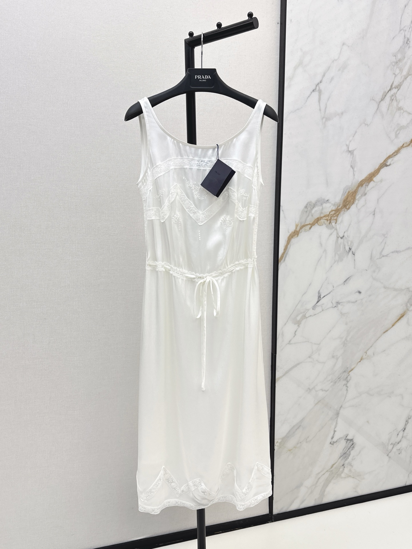 NO:412232,PD 25Ss————The latest spring and summer lace round neck vest dress with white and rich beauty essential items. Large round neck design. Easy to show off your charming collarbone. Sexy and generous. Full of exquisite and romantic details. Drawstring waist style is not picky about people. The temperament is casual and elegant. Customized lace lace spliced ​​vinegar satin fabric. The silky draping feels superb. One-color spot sml, skirts, alexander wang19860909PD 25Ss————春夏最新款蕾丝边圆领背心连衣裙白富美必备单品 大圆领设计 轻松秀出迷人锁骨 性感又不失大方 精致浪漫细节感满满 抽绳腰身版型不挑人气质随性优雅 定制蕾丝花边拼接醋缎面料 丝滑垂坠感超赞 一色现货发售sml,,skirts,alexander wang,Women's clothing