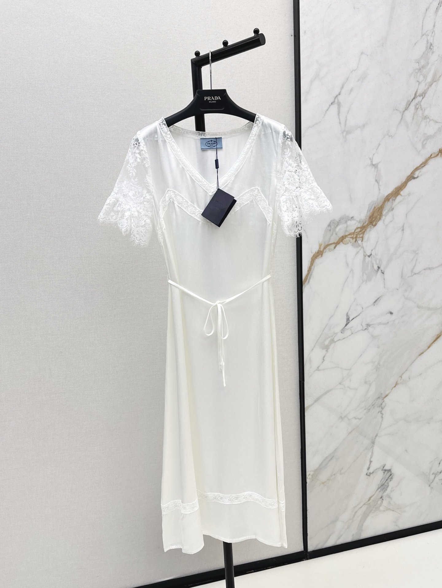 NO:412224,PD 25Ss————The latest spring and summer ruffled lace short-sleeved V-neck dress with white and rich beauty essentials. V-neck design easily shows off the charming collarbone. Sexy and generous. The lace spliced ​​short-sleeved pleated pleated feel full of detail. The lace waist style is not picky and elegant. Customized lace spliced ​​vinegar satin fabric is silky and draped. One-color spot sml, skirts, T-shirt, alexander wang19860909PD 25Ss————春夏最新款荷叶边蕾丝短袖V领连衣裙白富美必备单品 V领设计轻松秀出迷人锁骨 性感又不失大方 蕾丝拼接的短袖压褶细节感满满 系带腰身版型不挑人气质随性优雅 定制蕾丝花边拼接醋缎面料丝滑垂坠感超赞 一色现货发售sml,,skirts,T-shirt,alexander wang,Women's clothing