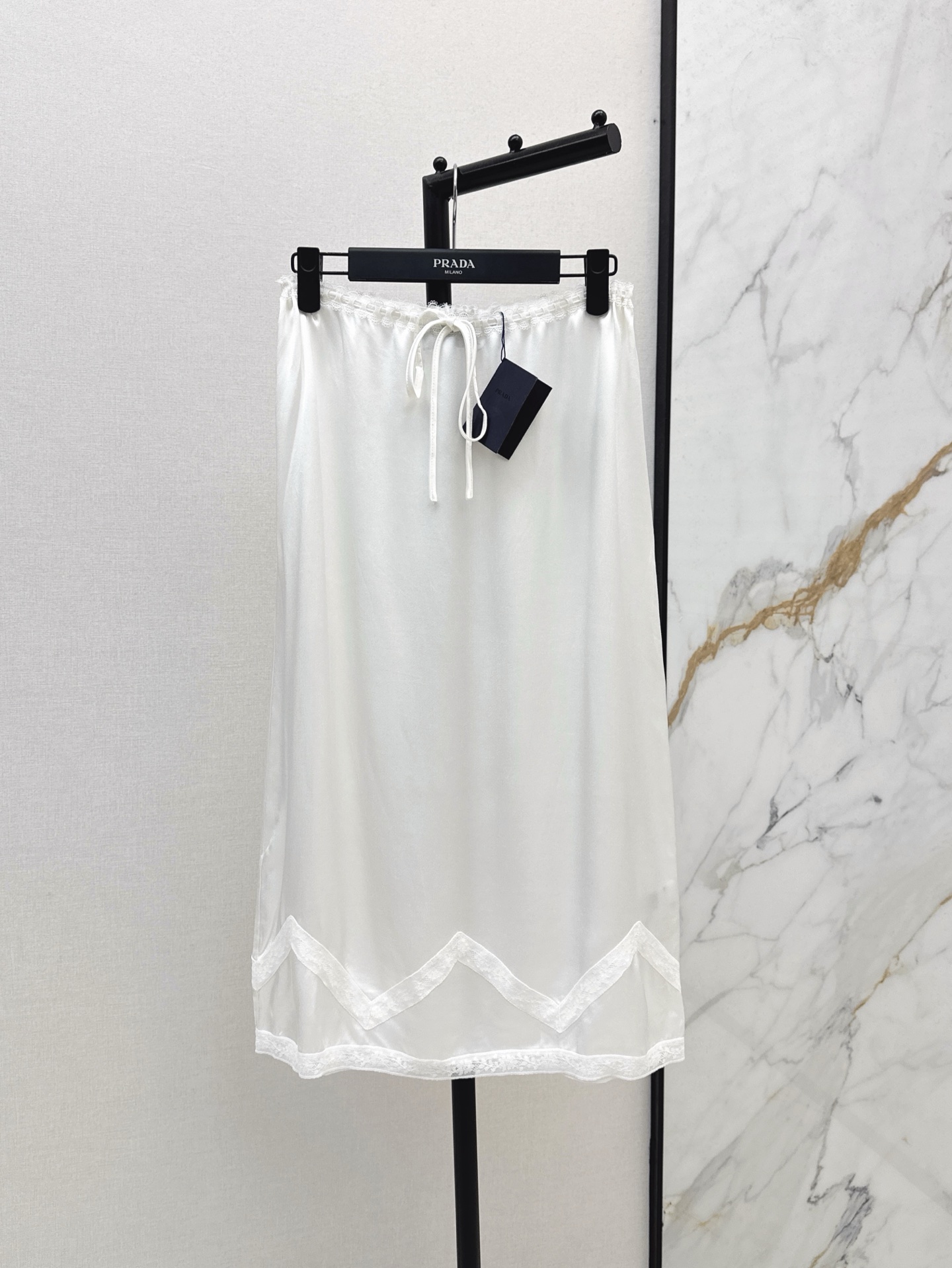 NO:412216,PD 25Ss————The latest spring and summer lace lace white skirt white and rich and beautiful must-have items. The braided drawstring waist design is exquisite and romantic and detailed. The small A-style is not picky. The temperament is casual and elegant. Customized lace lace spliced ​​vinegar satin fabric. The silky draping feels superb. One-color spot on sale sml, skirts, alexander wang19860909PD 25Ss————春夏最新款蕾丝花边白色半身裙白富美必备单品 编织抽绳束腰设计精致浪漫细节感满满 小A版型不挑人 气质随性优雅 定制蕾丝花边拼接醋缎面料 丝滑垂坠感超赞 一色现货发售sml,,skirts,alexander wang,Women's clothing