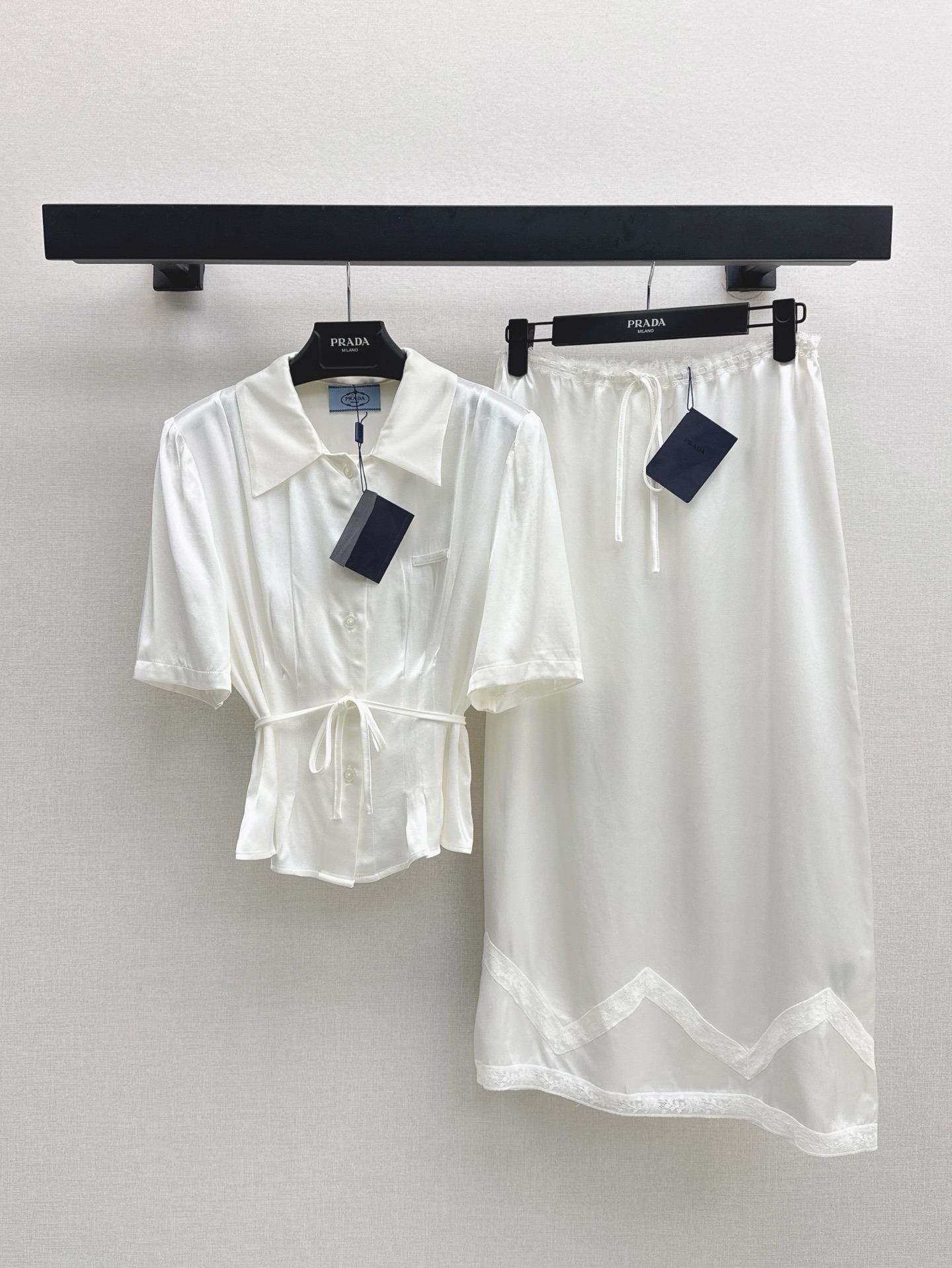 NO:412208,PD 25Ss————The latest short-sleeved shirt in spring and summer, white and beautiful essential items, pleated waist-hugging lace-up design, style is not picky, casual and elegant, label embellishment is low-key and detailed, vinegar satin fabric is silky and draped, one-color spot on sale sml, Shirts, T-shirt, alexander wang19860909PD 25Ss————春夏最新款短袖小衬衫白富美必备单品 褶裥收腰系带设计 版型不挑人气质随性优雅 标签缀饰低调细节感满满 醋缎面料丝滑垂坠感超赞 一色现货发售sml,,shirts,T-shirt,alexander wang,Women's clothing