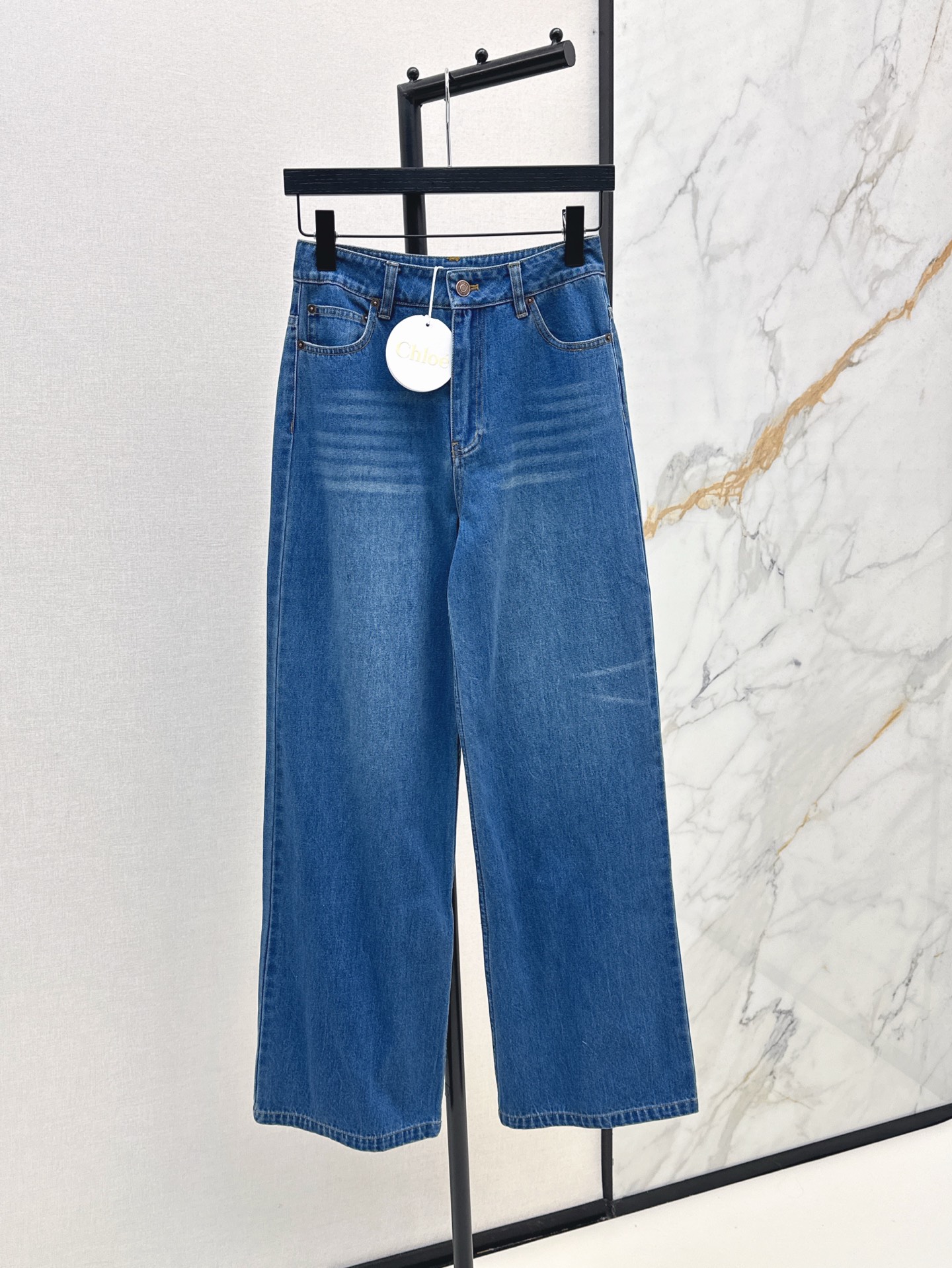 NO:412203,CH～E 25Ss———The latest straight wide-leg high-waist jeans in spring and summer. The wardrobe must-haves all kinds of versatile. It can make the proportion of legs the longest. The upper body is a perfect girl with long legs. The custom leather brand design in the back pocket is simple and versatile. Retro blue wash with mediocre design. The fabric is elastic and the upper body is super comfortable. Casual and fashionable handsome items. Wide-leg pants are also a kind of elegance and relaxation. SML, jeans, alexander wang.19860909CH～E 25Ss———春夏最新款直筒阔腿高腰牛仔裤 衣橱必备款各种百搭 可以将双腿比例感拉到最长 上身就是妥妥的长腿妹子 后口袋定制皮牌设计简洁百搭 带有中古感设计的复古蓝洗水 面料带有弹性上身超舒服 休闲时髦的帅气单品 阔腿裤也是一种优雅与放松 一色现货发售sml,,jeans,alexander wang,Women's clothing