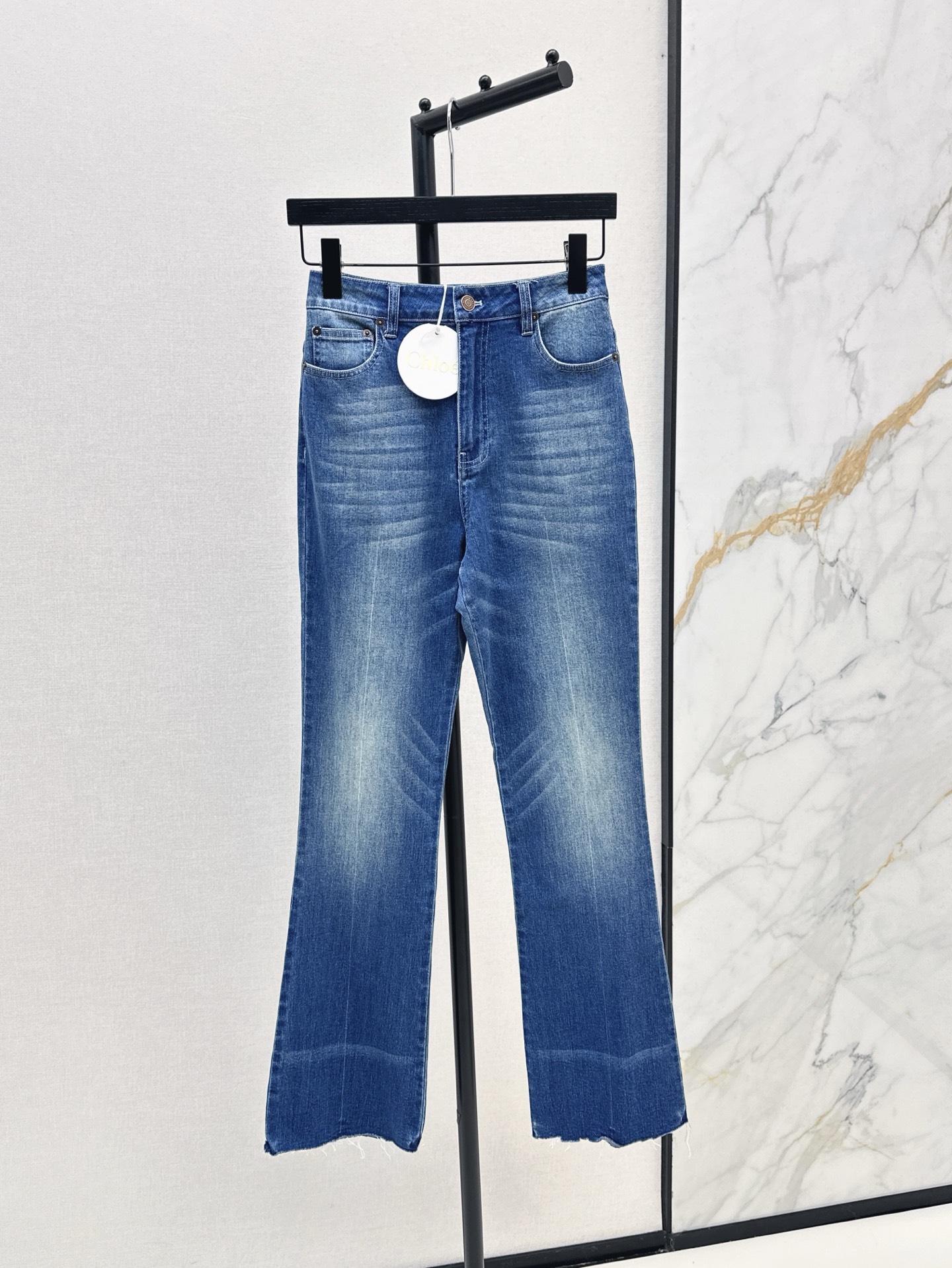 NO:412199,CH～E 25Ss S————The latest slim high-waist denim pencil pants in spring and summer. The unique fur-edged design of the trouser legs is casual and free. The medium and high waist slim fit style is a perfect girl with long legs. The back pocket custom leather brand design is simple and versatile. Retro blue wash with mediocre design. The fabric is elastic and the upper body is super comfortable. Casual and fashionable handsome items. SML is available in stock. Alexander wang19860909CH～E 25Ss S————春夏最新款修身高腰牛仔铅笔裤 裤脚独特毛边设计随性洒脱 中高腰修身版型上身立显铅笔腿 上身就是妥妥的长腿妹子 后口袋定制皮牌设计简洁百搭 带有中古感设计的复古蓝洗水 面料带有弹力上身超舒服 休闲时髦的帅气单品 一色现货发售sml,,alexander wang,Women's clothing