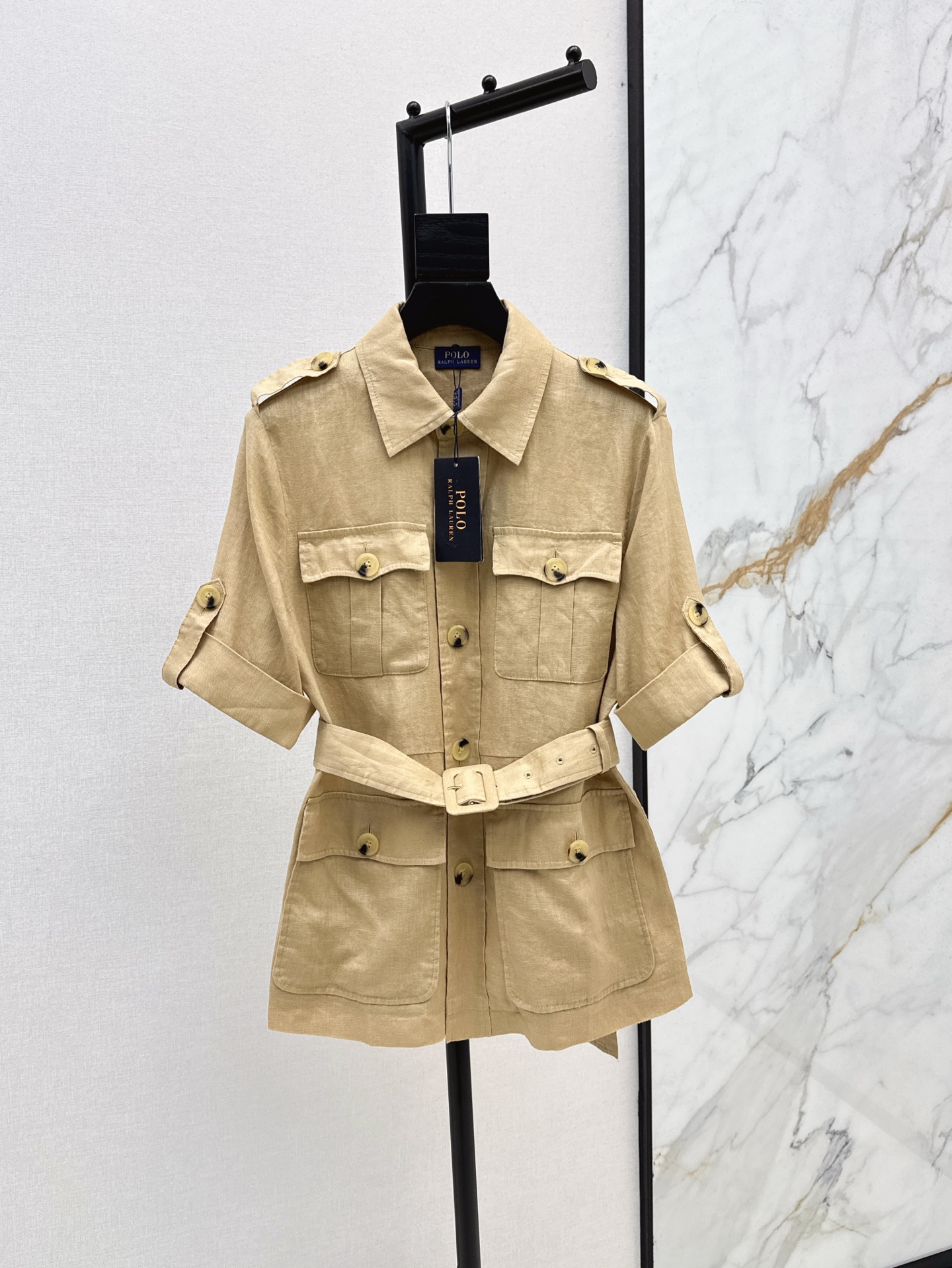 NO:412187,RL 25Ss———The latest khaki color in the workwear style tops I like very much. It has a very design sense. Full of casualness. It can be sweet and cool. Low saturation light khaki. It looks white in skin tone. It is available in stock. SML, alexander wang19860909RL 25Ss———春夏最新款卡其色在工装风设计上衣超喜欢的一款单品 很有设计感哦 满满的休闲感 可甜可酷 低饱和度浅卡其色 很衬肤色显白 一色现货发售sml,,alexander wang,Women's clothing