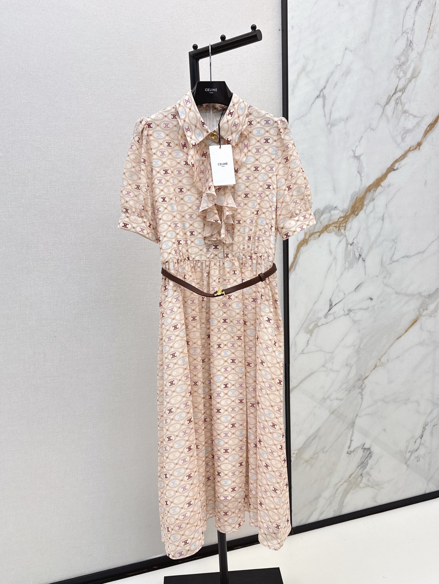 NO:413377,CE 25Ss————The latest spring and summer Arc de Triomphe printed lotus leaf lace dress, lapel short-sleeved logo leather belt waist-closed skirt, retro classic Arc de Triomphe printed pattern, upper body temperament and elegant, neither too womanly but also a little casual style, thin fiber-based fabric is very suitable for summer, one color spot on sale sml, skirts, T-shirt, alexander wang19860909CE 25Ss————春夏最新款凯旋门印花荷叶花边连衣裙 翻领短袖logo皮革腰带收腰大裙摆 复古经典的凯旋门印花图案 上身气质又优雅 既不会过于女人也带点休闲风 轻薄的聚纤面料夏季很适合 一色现货发售sml,,skirts,T-shirt,alexander wang,Women's clothing