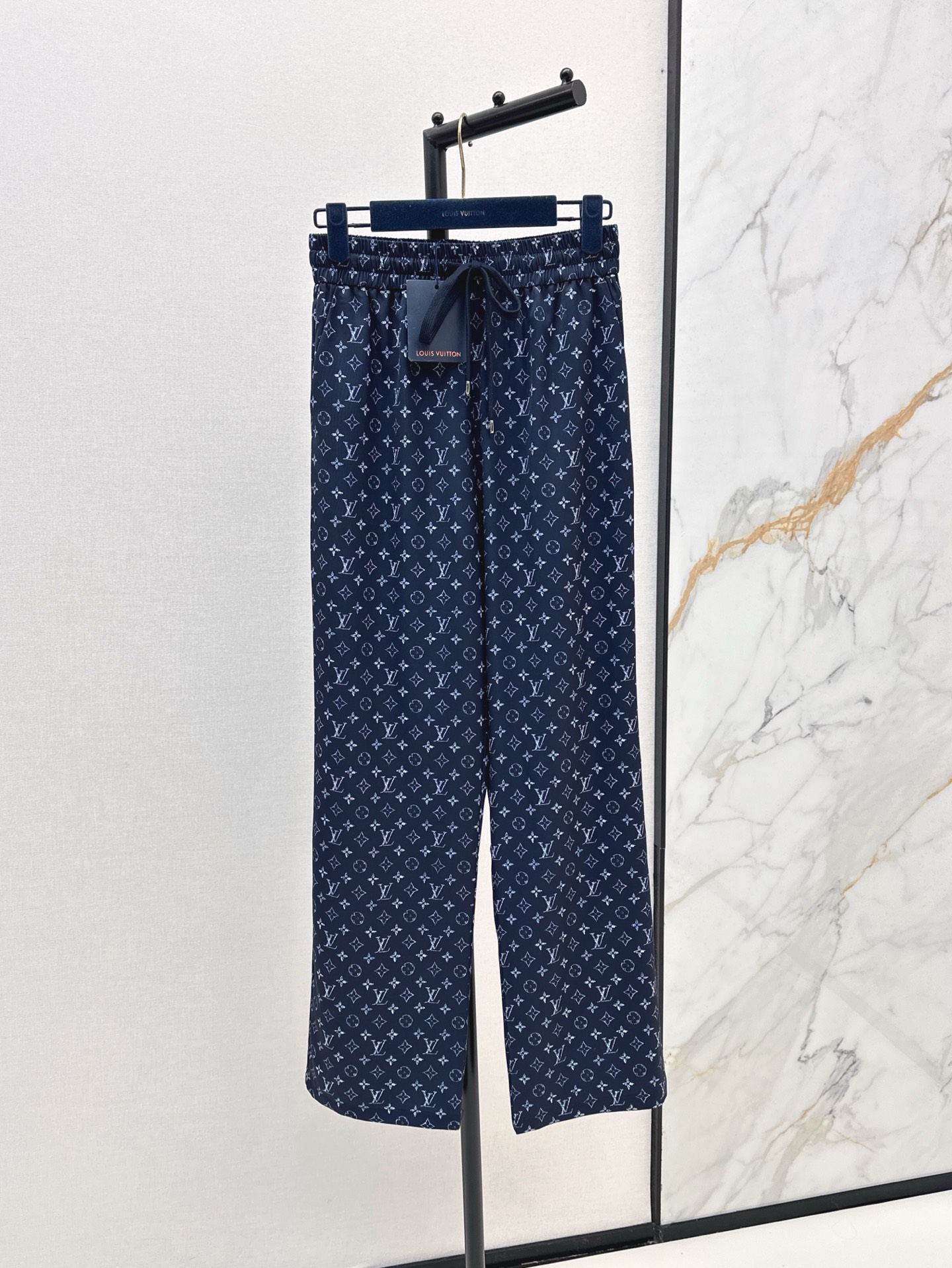 NO:413372,L Home 25Ss————The latest classic presbyterian casual pants in spring and summer, drawstring elastic waist, casual straight-leg pants, super hidden flesh to make you look slimming, retro presbyterian logo, untidy to wear, very comfortable and versatile items in summer, one-color spot on sale, sml, louis vuitton, alexander wang19860909L家 25Ss————春夏最新款经典老花休闲裤 抽绳松紧腰 休闲的直筒裤型 上身超级藏肉显瘦 复古的老花logo百穿不厌 夏季非常舒适又百搭的单品 一色现货发售sml,,louis vuitton,alexander wang,Women's clothing