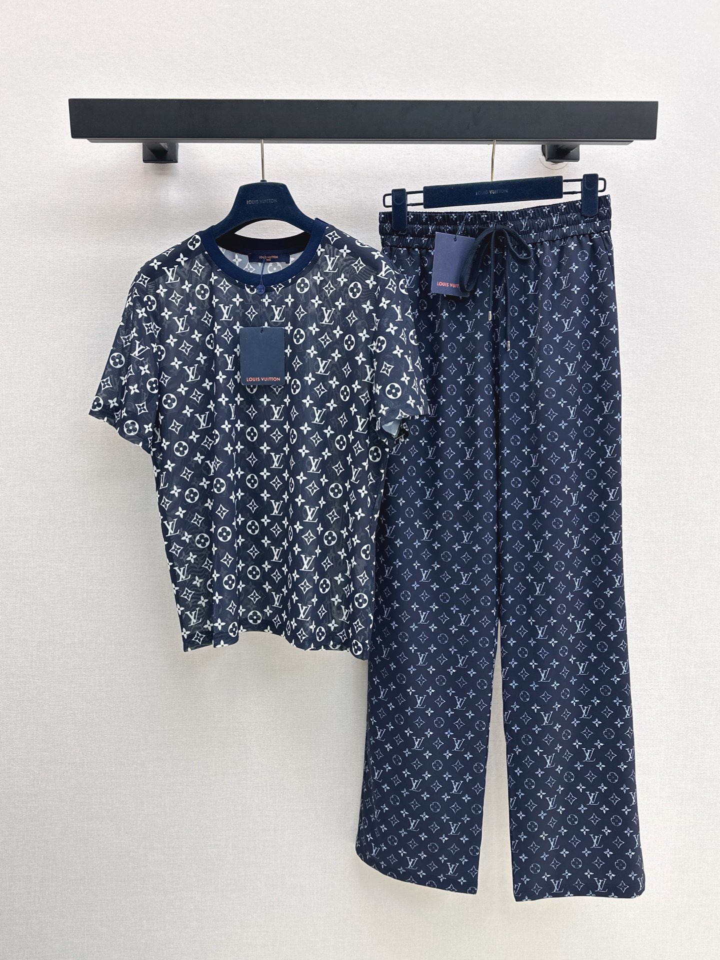 NO:413366,L Home 25Ss————The latest classic presbyterian short-sleeved T-shirt in spring and summer. Fashionable matching items. A true BF boyfriend style. A must-have classic item every year. The black and white presbyterian effect is so eye-catching. It is a plus for fashionable match with various coats. One-color spot-on sml, louis vuitton, jackets & coats, T-shirt,tees, t-shirt,alexander wang19860909L家 25Ss————春夏最新款经典老花短袖T恤 时髦搭配单品 妥妥的BF男友风 每年必备的经典单品 黑白的老花效果太吸睛了 搭配各种外套都是加分时髦 一色现货发售sml,,louis vuitton,jackets & coats,T-shirt,tees，t-shirt,alexander wang,Women's clothing