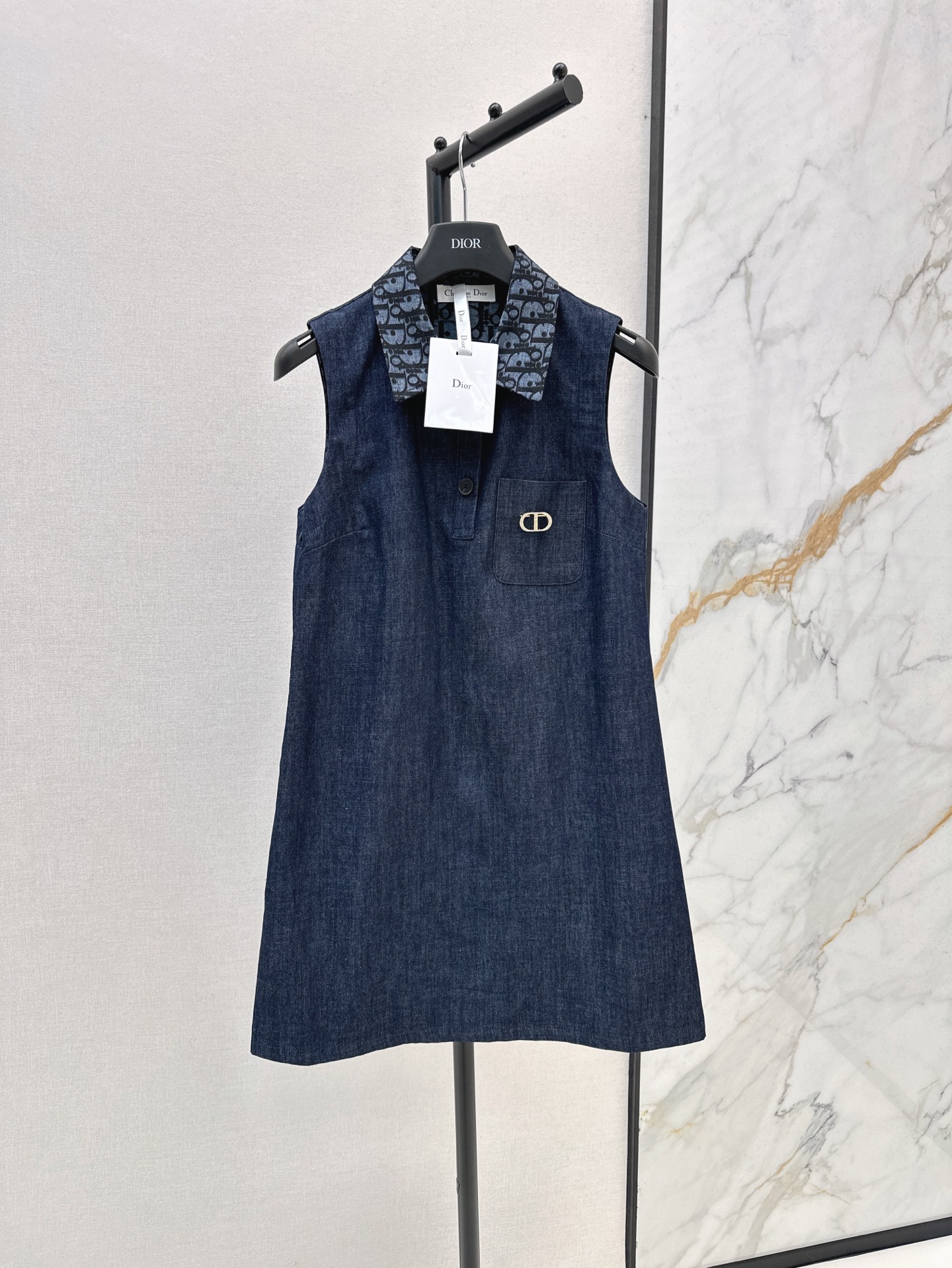 NO:413359,CD 25Ss————The latest spring and summer lapel sleeveless dress classic logo lapel decoration eye-catching design girl functional style, sweet or salty, handsome and cool upper body, retro washing cowboy reinterprets fashionable and exquisite items, design style versatile and not picky, one color is available for sale in stock,, skirts, alexander wang19860909CD 25Ss————春夏最新款翻领无袖连衣裙经典logo翻领装饰养眼设计 少女机能风 可甜可盐 上身帅气又拉风 复古洗水牛仔重新诠释了时髦精单品 设计版型百搭不挑人 一色现货发售sml,,skirts,alexander wang,Women's clothing