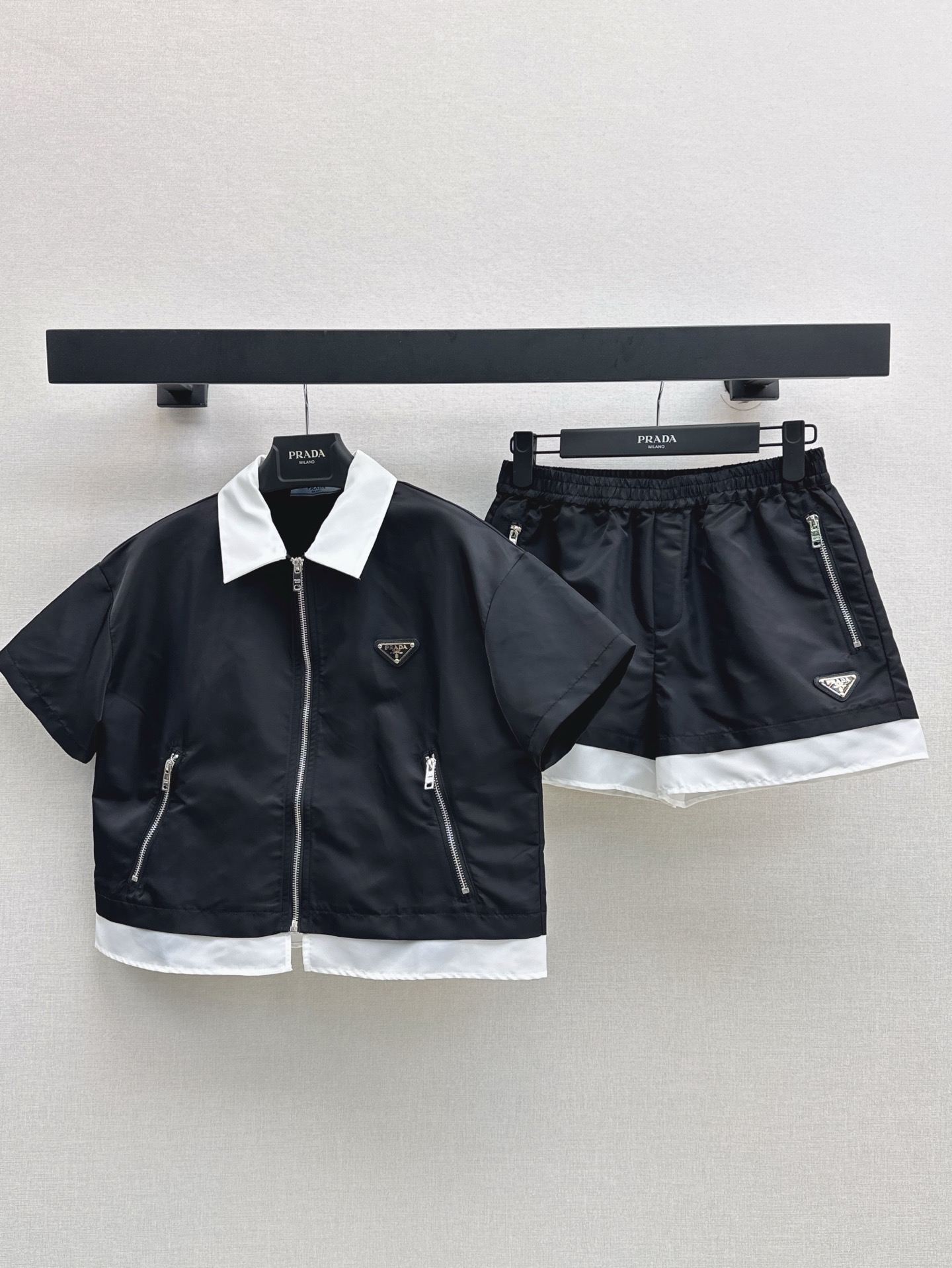 NO:413398,PD 25Ss————The latest sports style suit in spring and summer. Contrasted lapel zipper short-sleeved top + elastic waist contrasting edge shorts. A set of fashionable and stylish upper body. Popular recycled nylon series. YB customized nylon tarp fabric. The hat is removable. Very casual. It looks slim and neat. It looks good when you match it separately. One set is available in stock. SML, shorts, T-shirt, hats, alexander wang.19860909PD 25Ss————春夏最新款运动风套装 撞色翻领拉链短袖上衣+松紧腰撞色边短裤 一套上身时髦有型 高人气的再生尼龙系列 YB定制的尼龙防水布面料 帽子可拆卸设计 非常休闲 显瘦又精神利落 分开搭配也好看 一套出 一色现货发售sml,,shorts,T-shirt,hats,alexander wang,Women's clothing