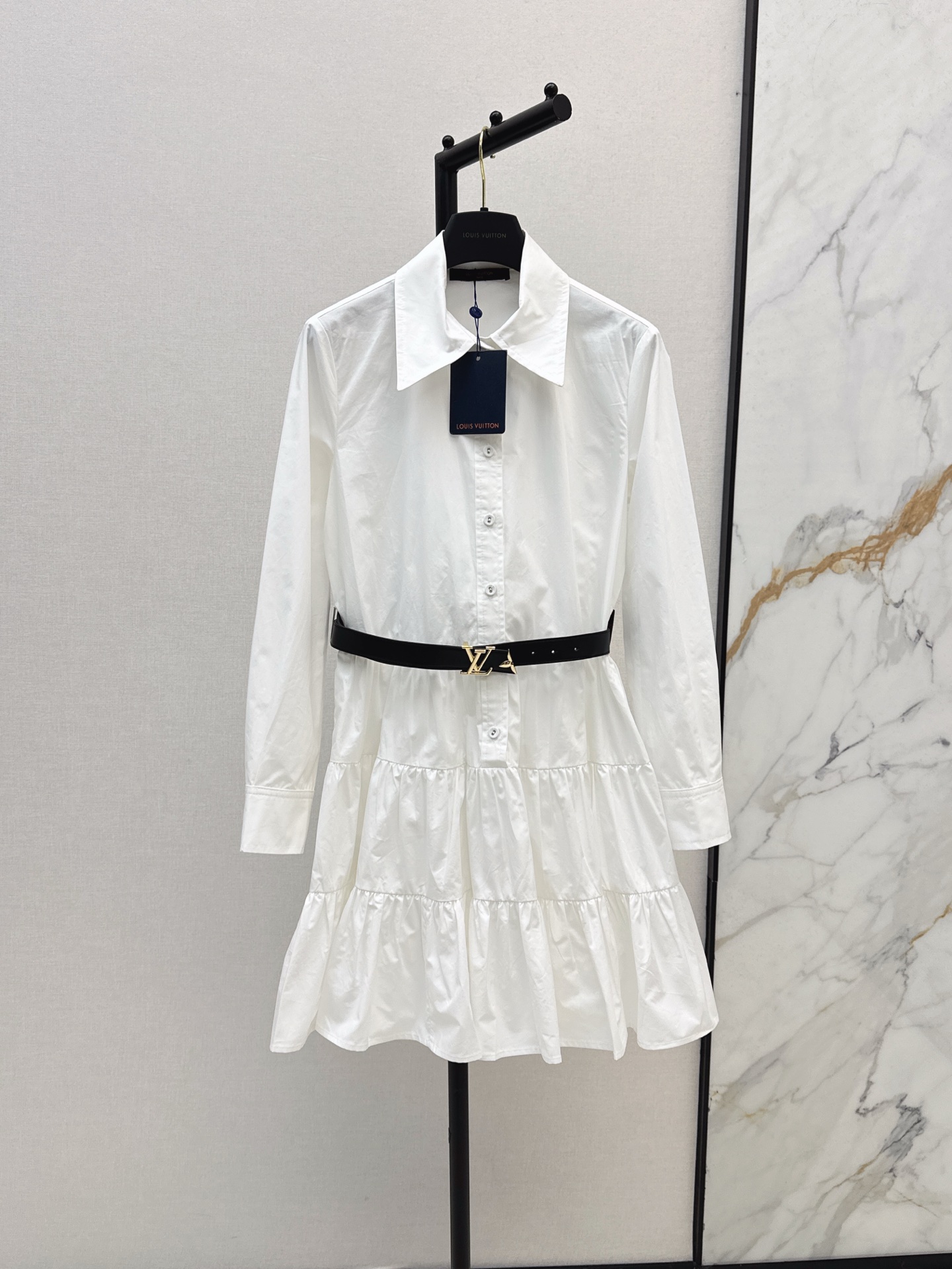 NO:413394,L Home 25Ss————The latest spring and summer logo belt decorative shirt dress. The pointed collar single-breasted lace highlights the simple silhouette, while the layered cake skirt adds a sense of volume. The matching logo belt pulls the waist to outline the waist. The perfect split body proportions are super long legs. The double-pocket shirt design is beautiful and practical. The upper body is elegant and elegant. It is good for daily dates and goes out. Two colors are on sale in stock. sml,,louis vuitton, skirts,shirts,alexander wang19860909L家 25Ss————春夏最新款logo腰带装饰衬衫连衣裙 尖领单排扣衣襟凸显出简约廓形 而分层的蛋糕裙摆则增添了体积感 搭配logo腰带收腰 勾勒出腰身 完美分割身材比例上身超显大长腿 双口袋衬衣设计美观又实用 上身气质减龄 又随性优雅 日常约会出街都不错 两色现货发售sml,,louis vuitton,skirts,shirts,alexander wang,Women's clothing