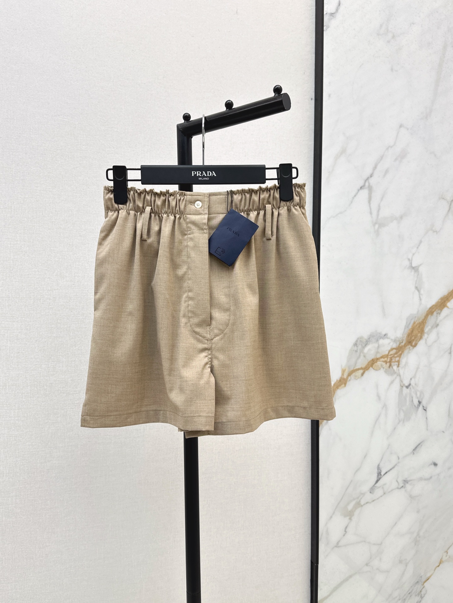 NO:413390,Exclusive first release PD 25Ss———The latest spring and summer logo embroidered casual suit shorts without waste of effort commuting outfits can be sweet or salty. The elastic and elastic waist design is classic style versatile and not picky. The texture is comfortable and easy to wear. It is highly recommended to keep your own style. SML is available in stock, shorts, business suit, alexander wang19860909独家首发 PD 25Ss————春夏最新款徽标贴绣休闲西装短裤不废力气通勤穿搭可甜可盐 弹力松紧腰设计经典版型百搭不挑人 质感舒适好穿 强烈推荐自留款 一色现货发售sml,,shorts,business suit,alexander wang,Women's clothing