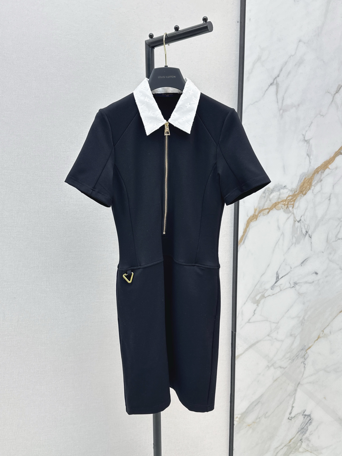 NO:413386,L Home 25Ss————The latest spring and summer letter jacquard contrasting lapel dress, fashionable and elegant, overall look more ladylike, golden buckle embellishment is very eye-catching, upper body temperament is elegant and age-reducing, black calm and elegant, versatile and not picky, one color is available for sale in stock,, louis vuitton, skirts, alexander wang19860909L家 25Ss————春夏最新款字母提花撞色翻领连衣裙 时髦又优雅 整体看上去更加淑女 金色扣饰点缀很吸睛 上身气质又优雅减龄 黑色沉稳又有气质 百搭不挑人一色现货发售sml,,louis vuitton,skirts,alexander wang,Women's clothing