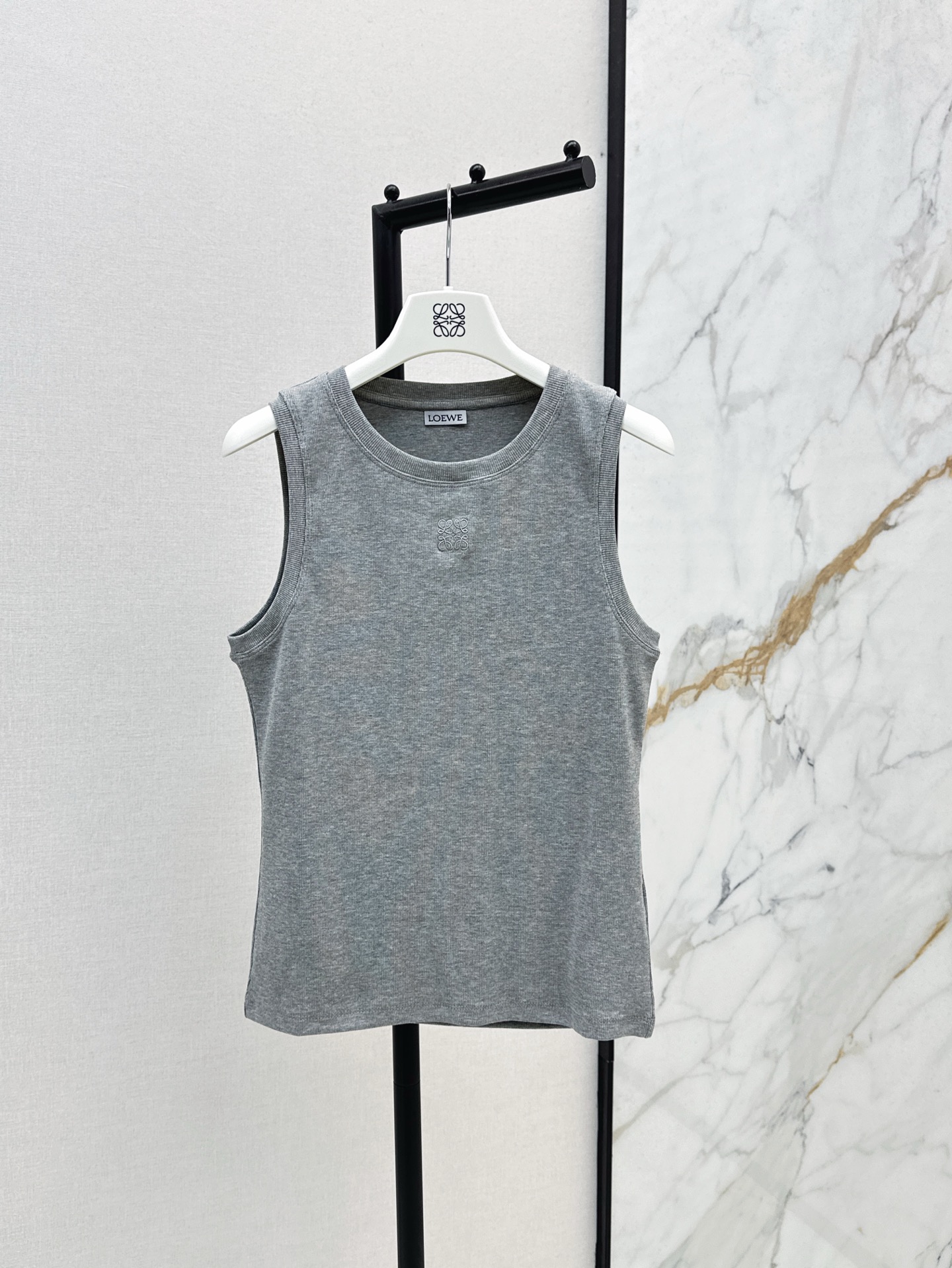 NO:413375,Loe 25Ss————The latest hollow lace vest in spring and summer. The unique lace sleeveless top is elegant and exquisite. Refreshing and versatile. The back is spliced ​​with imported water-soluble lace. The upper body is super fashionable. The sweet and cool girl is handsome and casual. The upper body looks slim and tall and versatile. Three colors are available for sale in stock. sml, loewe, alexander wang19860909Loe 25Ss————春夏最新款镂空蕾丝背心 独特的蕾丝无袖上衣现优雅精致气质 清爽百搭 后背拼接进口水溶蕾丝花点缀 上身超时髦 甜酷风少女帅气随性气质 版型上身显瘦高挑又百搭 三色现货发售sml,,loewe,alexander wang,Women's clothing