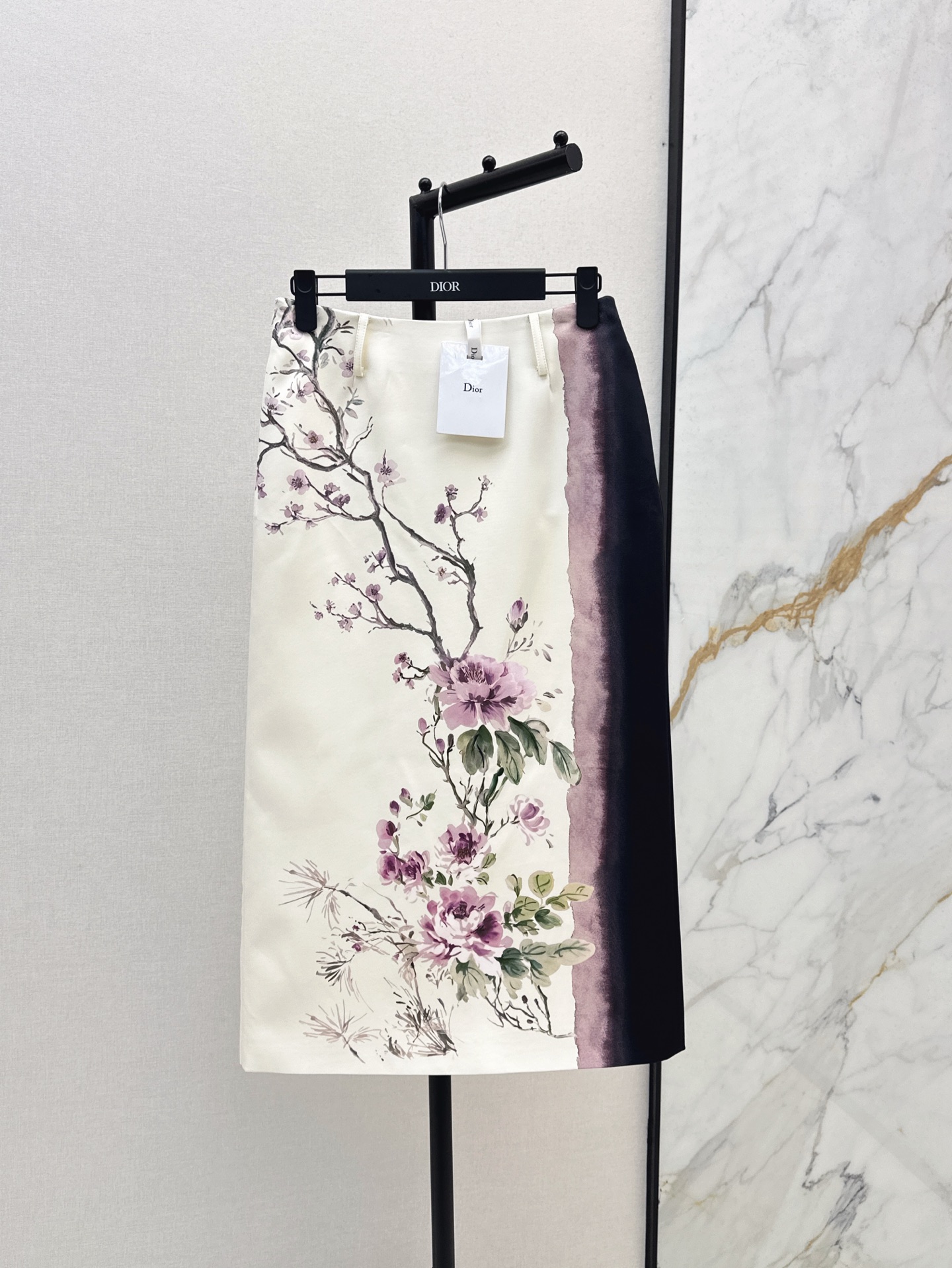 NO:413355,CD 25Ss————The latest floral print rear slit long skirt in spring and summer. Heavy silk texture is flowing and light. The rear slit design shows long legs. The high waist and hip-cover design easily embellish the waist and hips. The upper body is super elegant and casual and elegant. It is good for daily dates. SML is available in stock, skirts, real silk, alexander wang19860909CD 25Ss————春夏最新款花卉印花后开叉半身长裙 重磅真丝质感飘逸轻盈 后开叉设计 妥妥的显腿长 高腰和包臀设计轻松将腰部和臀部修饰的很好上身超显气质又随性优雅 日常约会出街都不错 一色现货发售sml,,skirts,real silk,alexander wang,Women's clothing