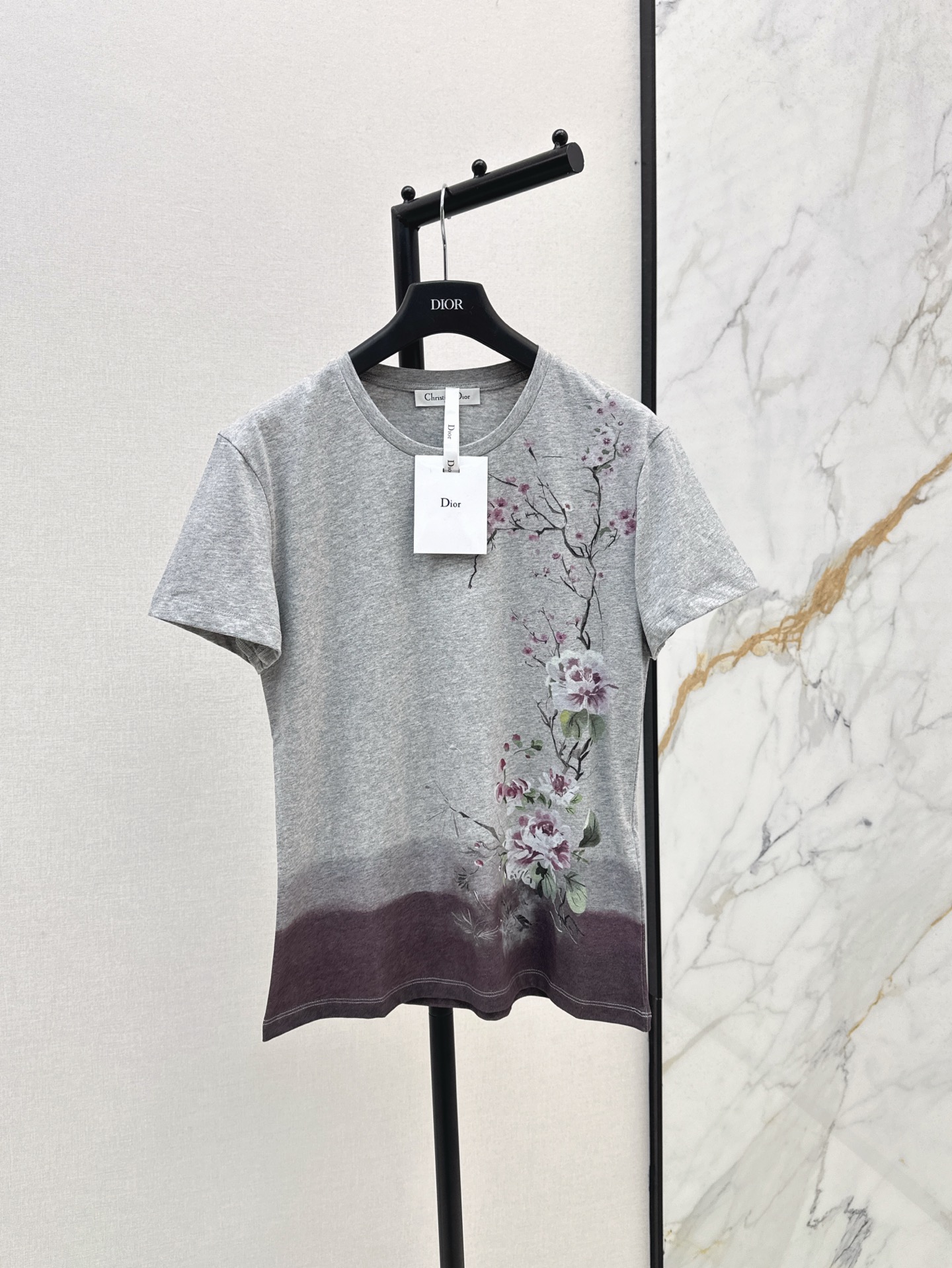 NO:413364,CD 25Ss————The latest spring and summer floral pattern gradient short-sleeved T-shirts. Simple card game showcases the brand’s charm. A must-have item for daily use. Classic style, elegant and age-reducing girlish style. They look good with gauze skirts and jeans. The imported pure cotton texture is superb. The same color is available for sale in stock. SML, skirts, jeans, T-shirt, tees, t-shirt, alexander wang19860909CD 25Ss————春夏最新款花卉图案渐变短袖T恤 简约打牌彰显品牌魅力 日常必入搭配单品 经典版型气质优雅减龄少女风 搭配纱裙牛仔裤都好看 进口纯棉质感超赞 一色现货发售sml,,skirts,jeans,T-shirt,tees，t-shirt,alexander wang,Women's clothing