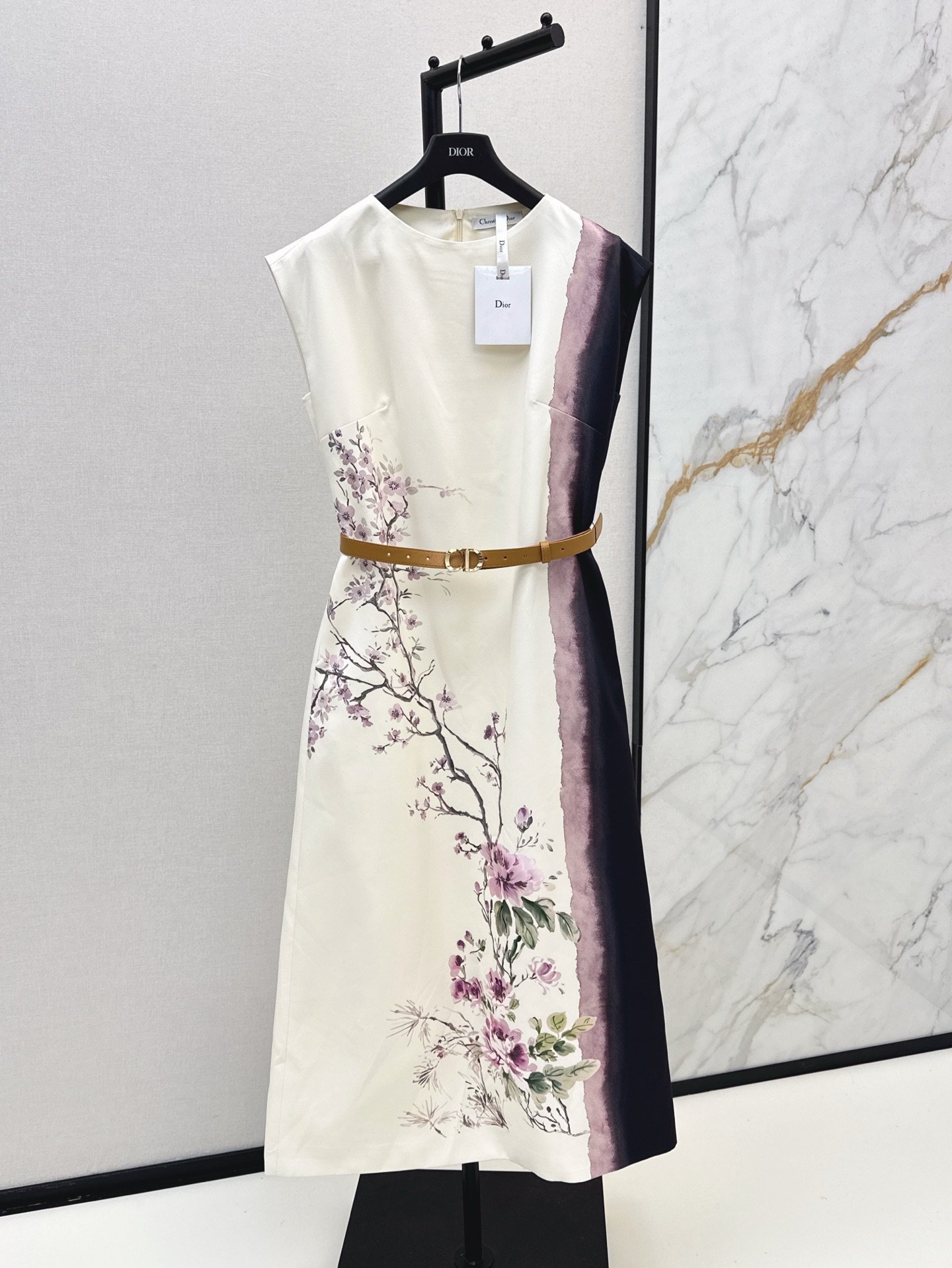 NO:413357,CD 25Ss————The latest floral print sleeveless dress in spring and summer. Temperament round neck sleeveless design. The super long skirt is elegant and high-end and fashionable. It is matched with a logo belt to close the waist. The waist is outlined. The body is perfectly divided. The upper body shows its temperament and casual elegance. It is good for daily dates. It is available in stock. SML, skirts, alexander wang.19860909CD 25Ss————春夏最新款花卉印花无袖连衣裙 气质圆领无袖设计 超长裙摆优雅高级又时髦 搭配logo腰带收腰 勾勒出腰身 完美分割身材比例 上身超显气质又随性优雅 日常约会出街都不错 一色现货发售sml,,skirts,alexander wang,Women's clothing