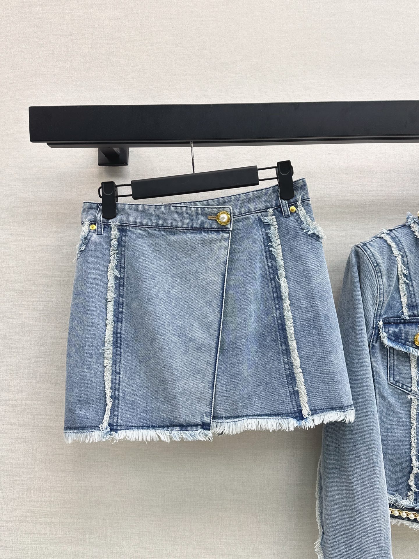 NO:413345,Bal 25Ss————The latest asymmetric denim skirt in spring and summer. Custom imported twill cotton denim material. Multiple washes. Soft and comfortable. Back pocket embroidered lipstick decoration. Retro and fashionable style. Breast splicing design. One-color spot sml, skirts, alexander wang.19860909Bal 25Ss————春夏最新款不对称牛仔半身裙 定制进口斜纹棉牛仔材质 多重水洗 柔软舒适 后口袋刺绣口红装饰 呈现复古时髦风情 毛边拼接设计 一色现货发售sml,,skirts,alexander wang,Women's clothing