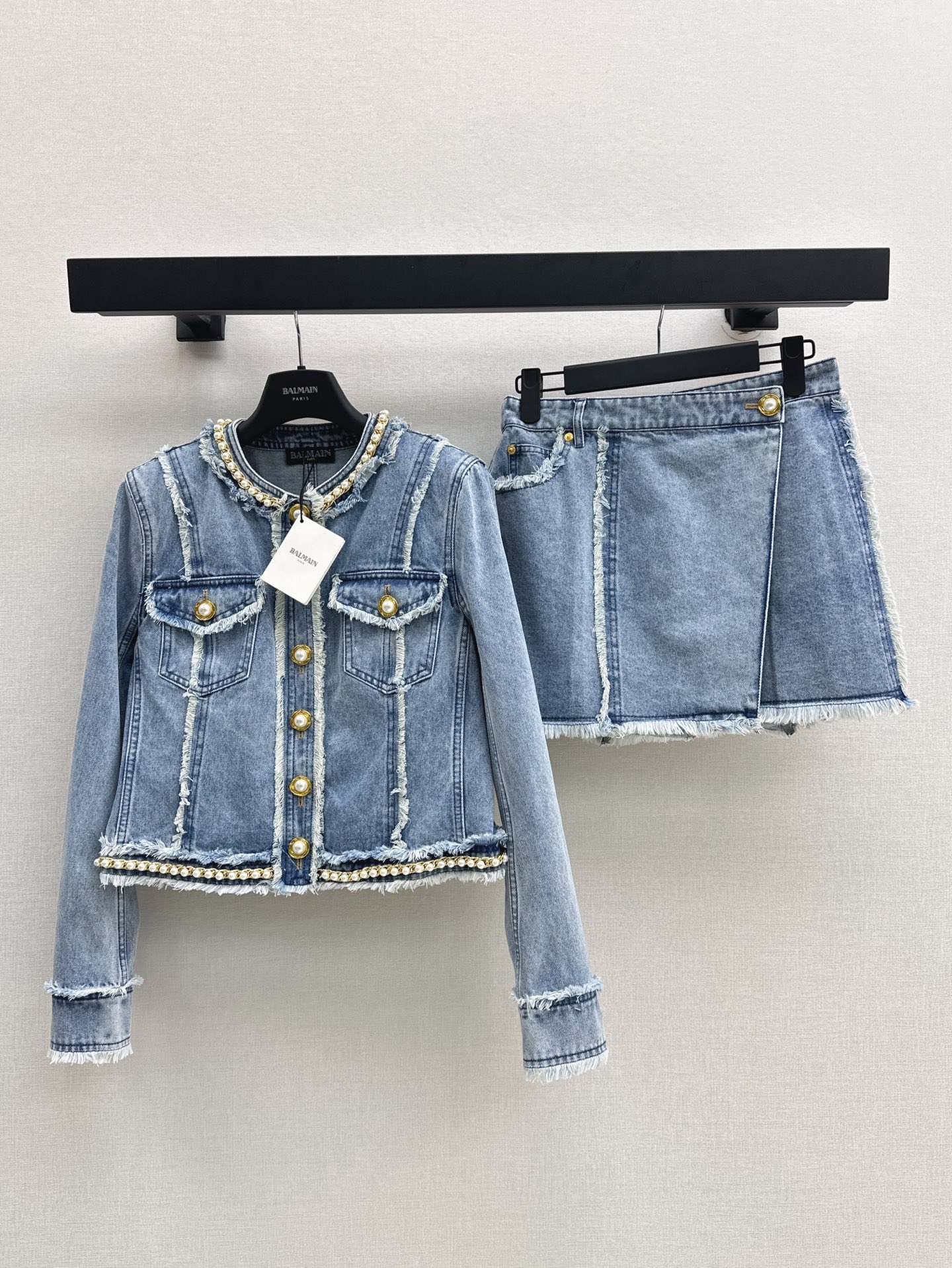 NO:413337,Bal 25Ss————The latest spring and summer rosted pearl buckle round neck denim jacket, short three-dimensional style, customized cotton denim fabric, old retro washing color, cool and retro feeling, one color is available in stock, sml, jackets & coats, alexander wang19860909Bal 25Ss————春夏最新款毛边珍珠扣圆领牛仔短外套 短款立体版型 定制纯棉牛仔面料 做旧复古洗水颜色 上身就是酷飒又复古的感觉 一色现货发售sml,,jackets & coats,alexander wang,Women's clothing