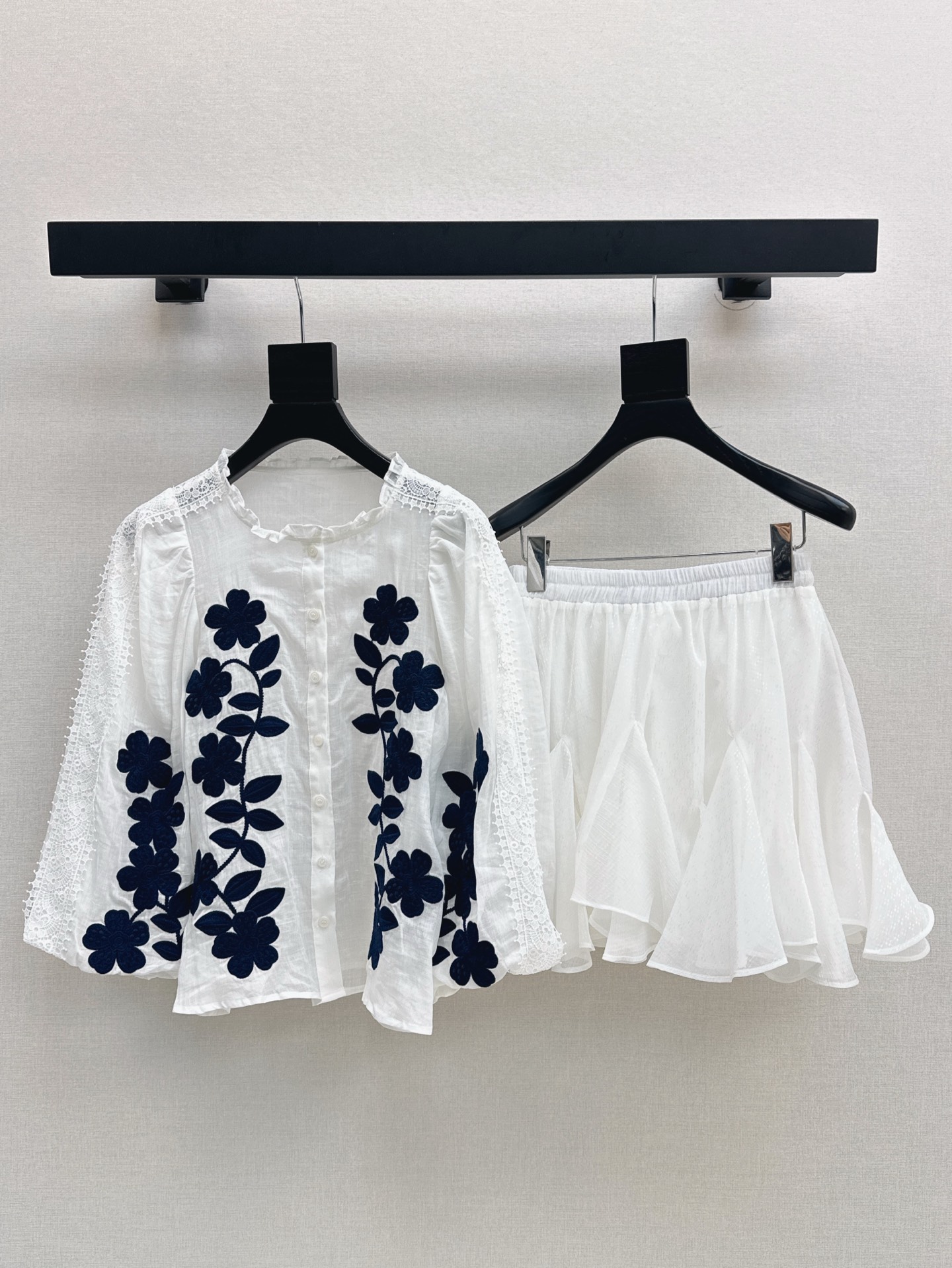 NO:413332,Top P skirt fashionable design 25Ss————The latest spring and summer vacation style suit retro embroidery top + skirt. A special heavy industry embroidery craft that integrates romantic girlish embroidery into it. It is retro and sweet. The style is also very special. The neckline placket is designed through breasted style. The fabric feels soft and delicate. The smooth loose style hides the meat. Developed. On the spot, skirts, alexander wang19860909上衣 P半裙时髦设计 25Ss————春夏最新款度假风套装复古绣花上衣+半裙 特别重工的一件刺绣工艺 把浪漫的少女情怀绣花融入其中 又复古甜美 版型也很特别 领口门襟是通过排扣样式设计 面料手感柔软细腻 流畅的宽松版型隐藏拜拜肉 分开发 现货发售sml 上,,skirts,alexander wang,Women's clothing