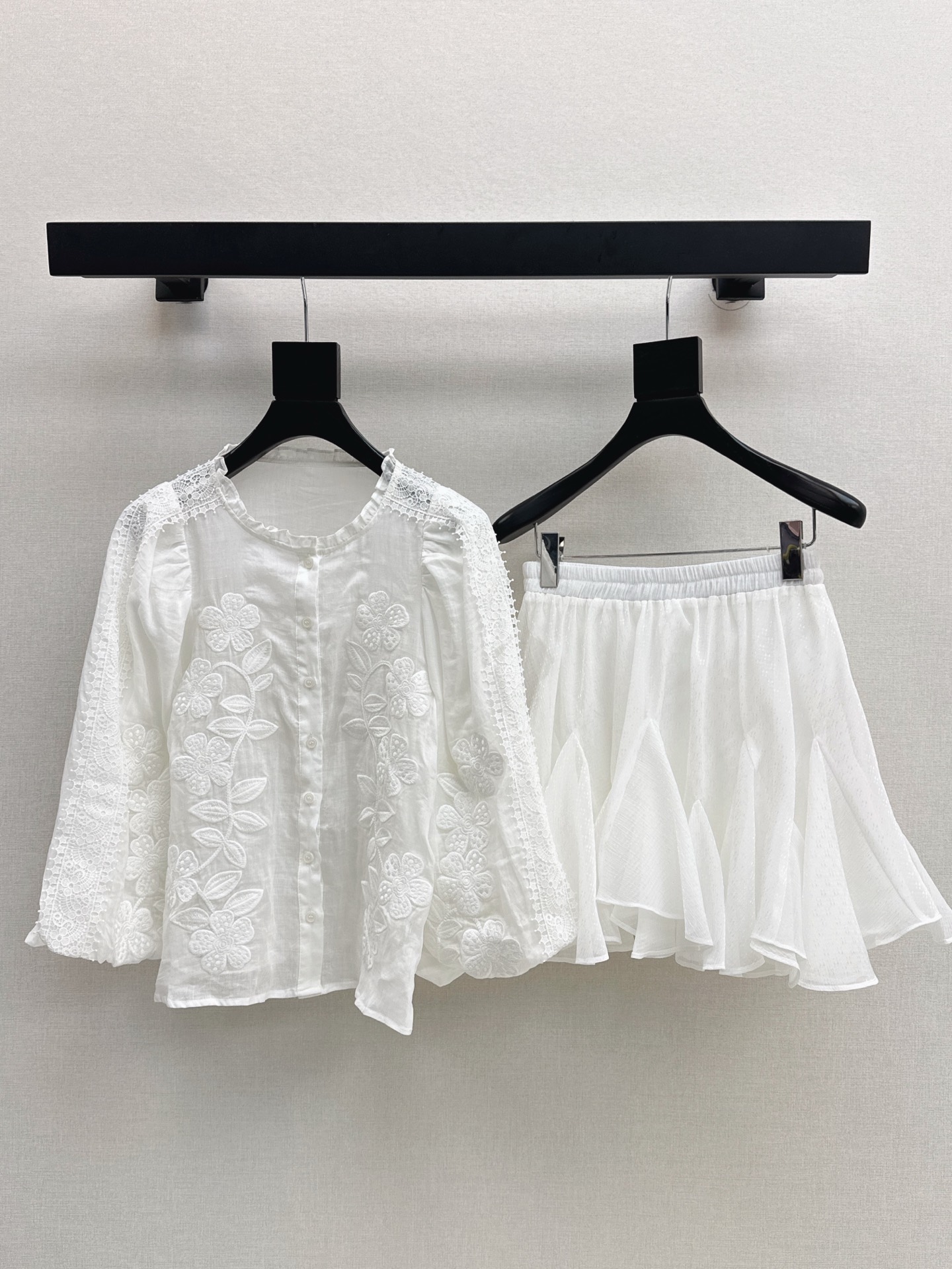 NO:413324,Top P skirt fashionable design 25Ss————The latest spring and summer vacation style suit retro embroidery top + skirt. A special heavy-industrial embroidery craft that integrates romantic girlish embroidery into it. It is retro and sweet. The style is also very special. The neckline placket is designed through breasted style. The fabric feels soft and delicate. The smooth loose style hides the meat. Developed separately. SML, skirts, alexander wang.19860909上衣 P半裙时髦设计 25Ss————春夏最新款度假风套装复古绣花上衣+半裙 特别重工的一件刺绣工艺 把浪漫的少女情怀绣花融入其中 又复古甜美 版型也很特别 领口门襟是通过排扣样式设计 面料手感柔软细腻 流畅的宽松版型隐藏拜拜肉 分开发 现货发售sml,,skirts,alexander wang,Women's clothing