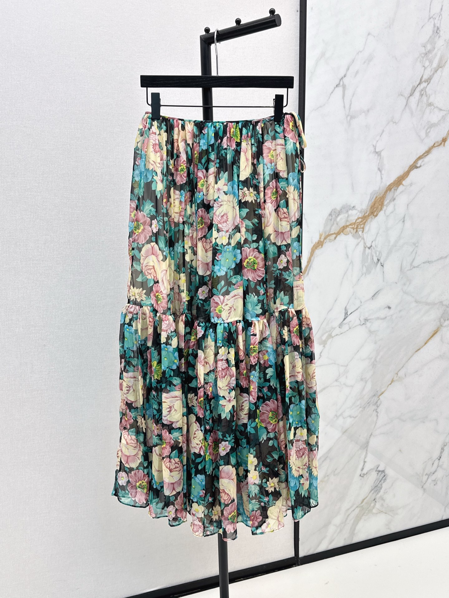 NO:413316,Ch～E 25Ss———The latest romantic rose peony floral chiffon printed long skirt side zipper lace design reduces age-reducing feeling with layered outline and full pleated fluffy skirt flowing big skirt hem wave elegant temperament and charming light fabric is super large in use and agile dance~ Two colors are available in stock sml, skirts, alexander wang19860909Ch～E 25Ss————春夏最新款浪漫玫瑰牡丹花卉雪纺印花长半裙侧拉链系带设计减龄感 具有分层轮廓和全褶皱蓬蓬裙飘逸大裙摆浪 气质优雅迷人 轻盈面料超大用量灵动起舞～ 两色现货发售sml,,skirts,alexander wang,Women's clothing