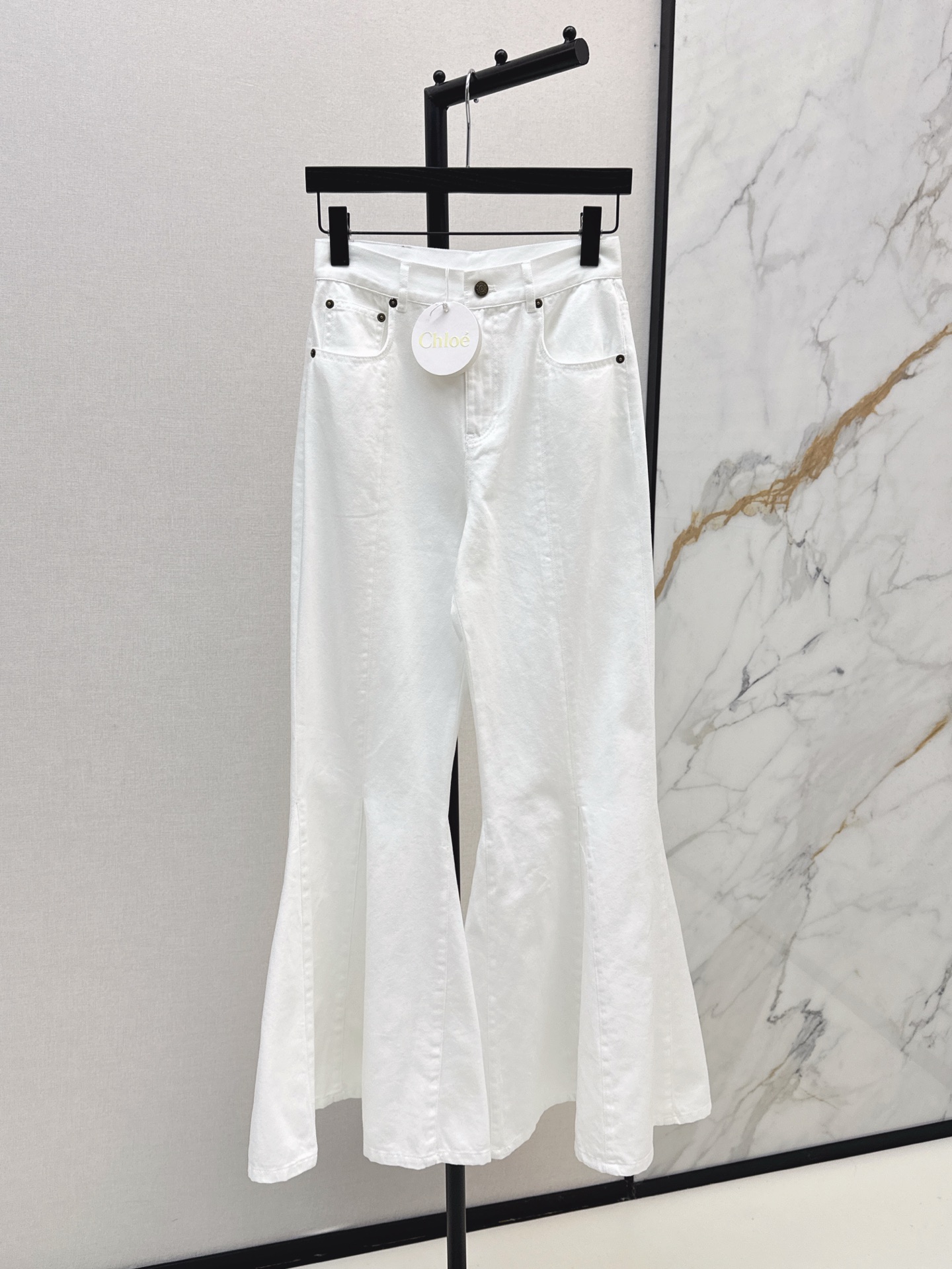 NO:413308,The same style as Liu Shishi Ch～E 25Ss————The latest spring and summer fishtail flared jeans comic legs are visually sensible and fashionable high street-fried artifact retro elegant casual and handsome carefully laid outfitted pleats create exaggerated outward bell-flared trousers imported from jeans washing fabric Two colors for sale in stock sml, jeans, alexander wang19860909刘诗诗同款 Ch～E 25Ss————春夏最新款鱼尾喇叭型牛仔裤漫画腿即视感高街时髦炸街神器 复古优雅随性帅气 精心布局的褶裥营造出夸张外展的喇叭裤腿 进口牛仔洗水面料 两色现货发售sml,,jeans,alexander wang,Women's clothing