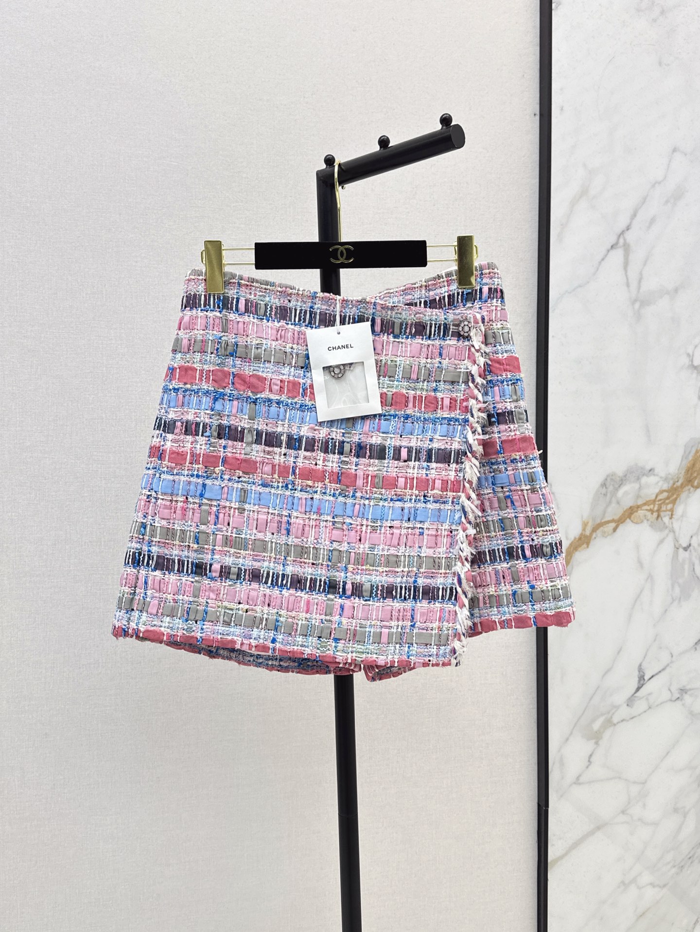 NO:413299,C home 25Ss————The latest spring and summer colored woven tweed series irregularly matched tweed tweed trousers skirts. The colors are high-end and not fancy. Very beautiful details. Elegant and sweet. A series of matching with the upper body and the girlish style. One color is available for sale in stock. SML, Chanel, skirts, alexander wang19860909C家 25Ss————春夏最新款彩色编织粗花呢系列不规则搭片粗呢裤裙 色彩高级不花哨 很美的细节 优雅中带着甜美气息 一系列搭配上身名媛又少女范 一色现货发售sml,,chanel,skirts,alexander wang,Women's clothing