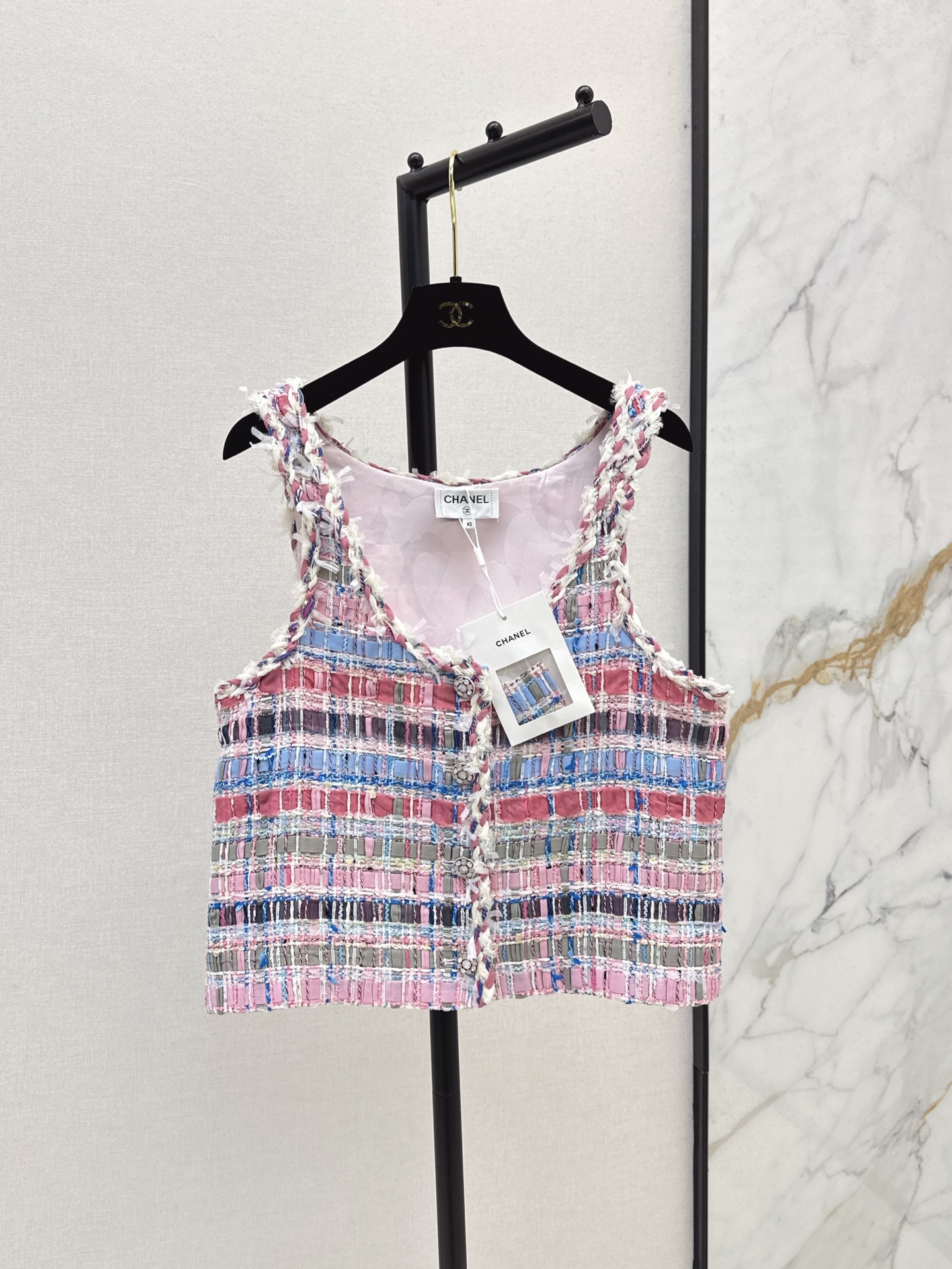 NO:413291,C home 25Ss———The latest spring and summer tweed short vest. The retro and fashionable little fragrance style cannot be rejected by any girl. The fabric is quite broad and the texture is excellent. It has a style and is soft and comfortable. The color is super atmospheric. The upper body is white, rich and beautiful. The essential temperament item for street photography. One color is available for sale in stock. SML, Chanel, alexander wang19860909C家 25Ss———春夏最新款粗花呢短款小背心 复古时髦的小香风任何一个女孩子都拒绝不了 面料挺阔质感超赞 有版型又柔软舒适颜色超级大气 上身就是白富美时髦精 街拍必备气质单品 一色现货发售sml,,chanel,alexander wang,Women's clothing