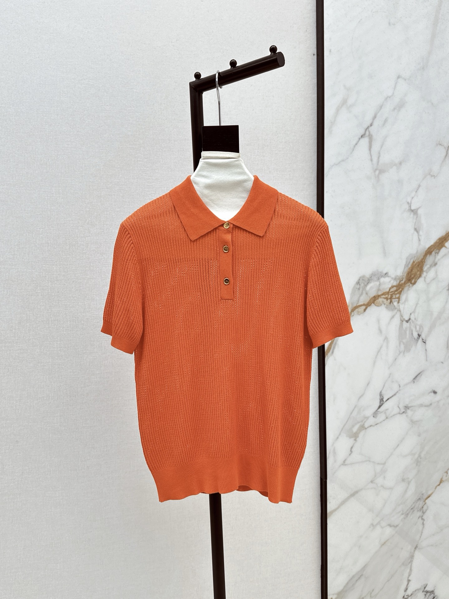 NO:413349,255L 25Ss———The latest high-end plain knitted olo collar short-sleeved top in spring and summer. The soft and elegant craftsmanship of the wisp craftsmanship is simple and charming. The texture of imported silkworm cotton yarn is super delicate and soft. The goddess must receive a gift for the temperament. It can be sweet and salty and casual and versatile. Three-color spot sale sml, loro piano, T-shirt, alexander wang19860909255L 25Ss———春夏最新款高级素色针织olo领短袖上衣 缕空工艺温柔极致优雅的调调 简约风气质迷人 进口蚕棉纱线质感超级细腻柔软 气质女神必收款 可甜可盐休闲百搭单品 三色现货发售sml,,loro piana,T-shirt,alexander wang,Women's clothing