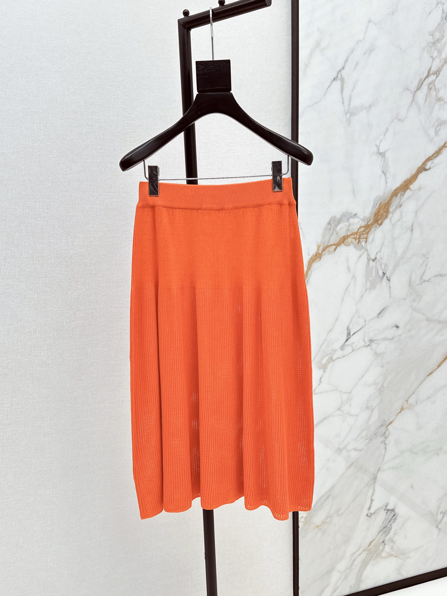 NO:413342,240L 25Ss———The latest high-end plain knitted mid-length skirt in spring and summer, high-end style, gentle and extremely elegant tuning, imported silkworm cotton yarn has super delicate and soft texture, temperament goddess must receive, sweet and salty casual and versatile item, three-color spot sml?  loro piana skirts alexander wang19860909240L 25Ss————春夏最新款高级素色针织中长半裙气质高级单品 缕空工艺温柔极致优雅的调调 进口蚕棉纱线质感超级细腻柔软 气质女神必收款 可甜可盐休闲百搭单品 三色现货发售sml ？,,loro piana,skirts,alexander wang,Women's clothing