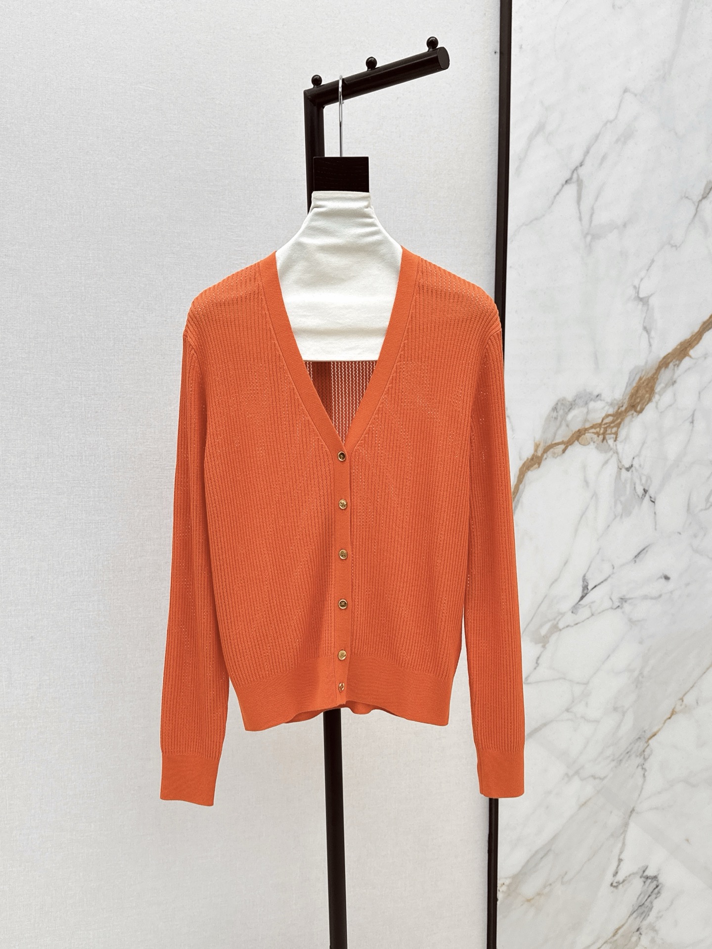 NO:413334,260L 25Ss———The latest high-end plain knitted V-neck cardigan in spring and summer, with a gentle and elegant craftsmanship. The retro metal buckle is charming in decoration. The imported silkworm cotton yarn has a super delicate and soft texture. The temperament goddess must receive payment!  Sweet and salty casual versatile items, three-color spot sml, loro piana, alexander wang19860909260L 25Ss————春夏最新款高级素色针织V领开衫缕空工艺温柔极致优雅的调调 复古金属扣装饰气质迷人 进口蚕棉纱线质感超级细腻柔软 气质女神必收款！可甜可盐休闲百搭单品 三色现货发售sml,,loro piana,alexander wang,Women's clothing