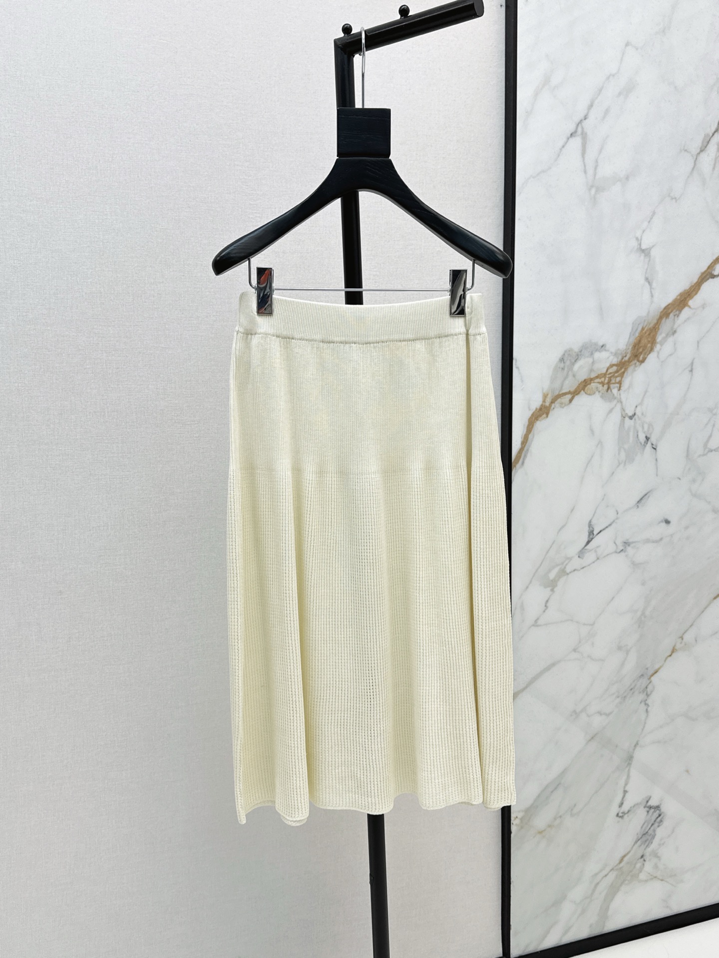 NO:791554,240L 25Ss————The latest high-end solid color knitted mid-length skirt in spring and summer, a high-end item with temperament. The hollow thread craftsmanship is gentle and elegant. The texture of imported silk-cotton yarn is super delicate and soft. A must-have item for the temperament goddess. It can be sweet or salty, casual and versatile item. Three colors are available for sale sml, loro piana, skirts,19860909240L 25Ss————春夏最新款高级素色针织中长半裙气质高级单品 缕空工艺温柔极致优雅的调调 进口蚕棉纱线质感超级细腻柔软 气质女神必收款 可甜可盐休闲百搭单品 三色现货发售sml,,loro piana,skirts,,Women's clothing