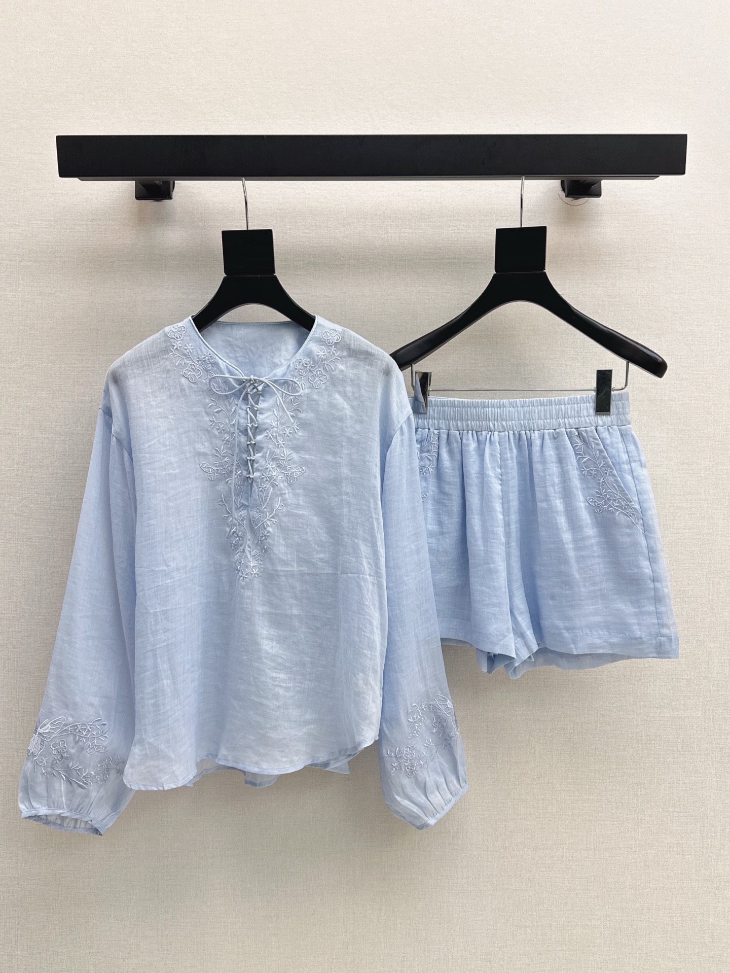 NO:414669,Old Qianfeng high-end commuting Ch～E 25Ss————The latest spring and summer heavy embroidered linen suit retro top + elastic waist shorts. It uses high-quality ramie fabric. It has a very high-quality texture. It is a perfect old Qianfeng style. It can be used for daily parties or commuting. It is lazy and casual and has a vacation feel. Heavy embroidered decoration on collar and cuffs. It has a strong styling. One set. Two colors are available for sale in stock. SML, shorts, alexander wang.19860909老钱风高阶通勤 Ch～E 25Ss————春夏最新款重磅绣花亚麻套装复古上衣+松紧腰短裤 采用了高克重的苎麻面料 质感超好 非常高级 妥妥的老钱风 日常聚会或者通勤都可以 慵懒休闲又有度假感 领子及袖口重磅绣花装饰 很强的造型感 一套出 两色现货发售sml,,shorts,alexander wang,Women's clothing