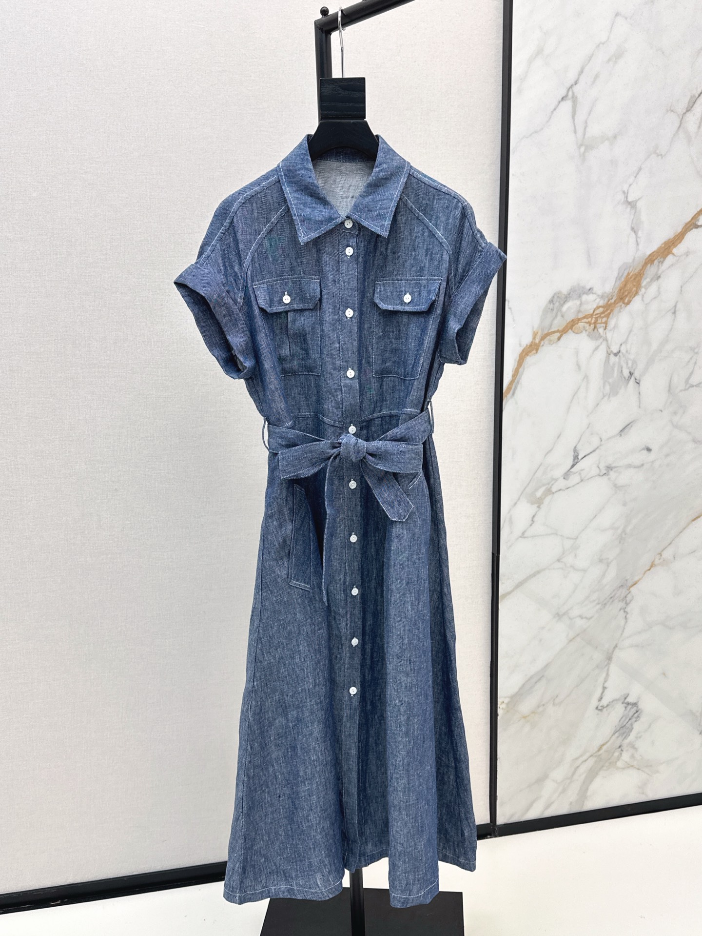 NO:414662,Row 25Ss————The latest spring and summer linen denim dresses have excellent regular style and excellent comfort. Lapel design. The temperament is instantly improved after wearing it. The belt decoration also improves the waistline. The body proportion is more perfect. 100% linen fabric. The color is dyed denim color. Super good. One color is available in stock. SML, skirts, alexander wang.19860909Row 25Ss————春夏最新款亚麻牛仔连衣裙常规版型舒适感极佳 翻领设计 穿上后气质瞬间提升 腰带装饰同时提高腰线 身材比例更完美 百分百亚麻面料 定染牛仔色系 超好看 一色现货发售sml,,skirts,alexander wang,Women's clothing